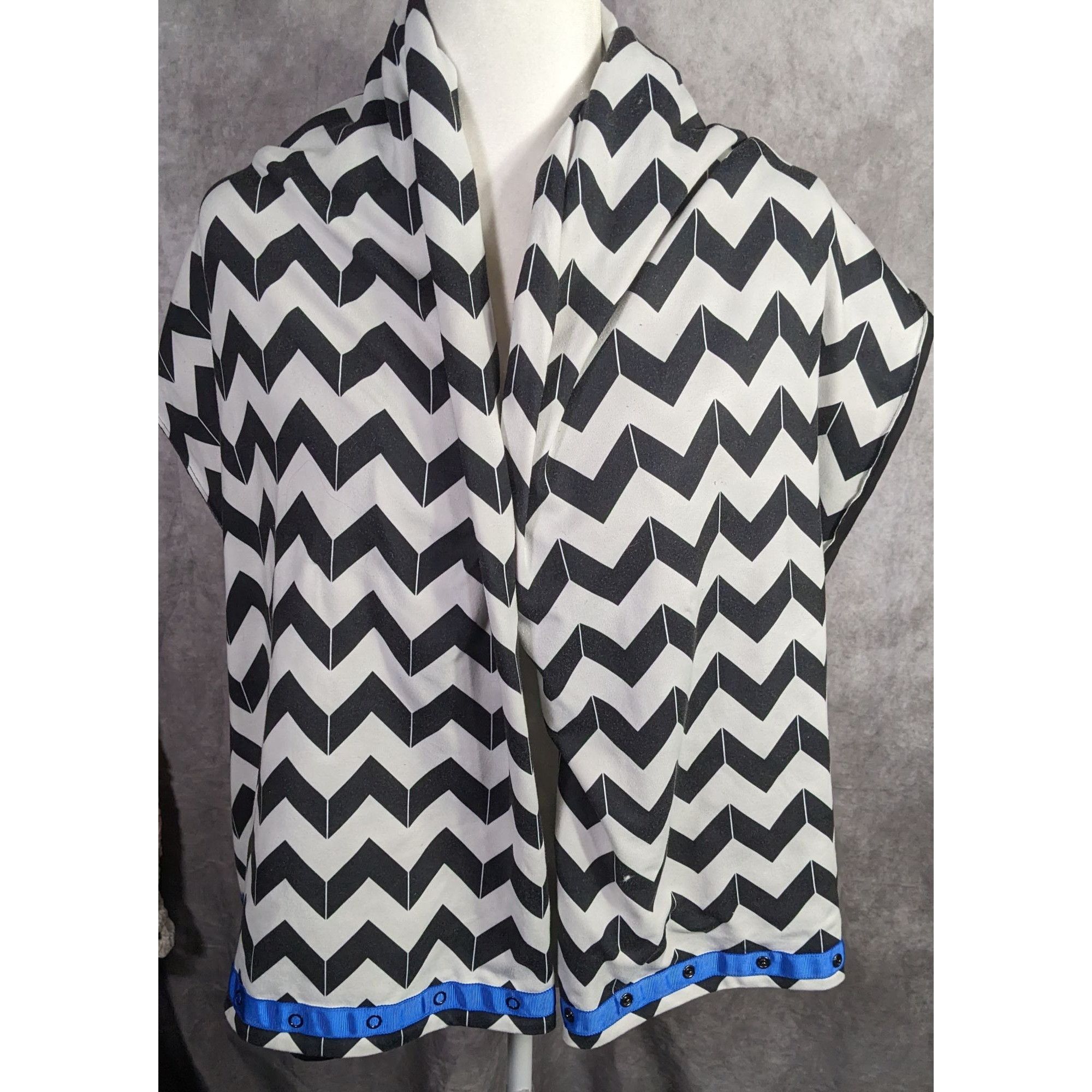 Lululemon Lululemon Vinyasa Scarf Chevron Black & White With Snap Deta Size ONE SIZE - 9 Thumbnail