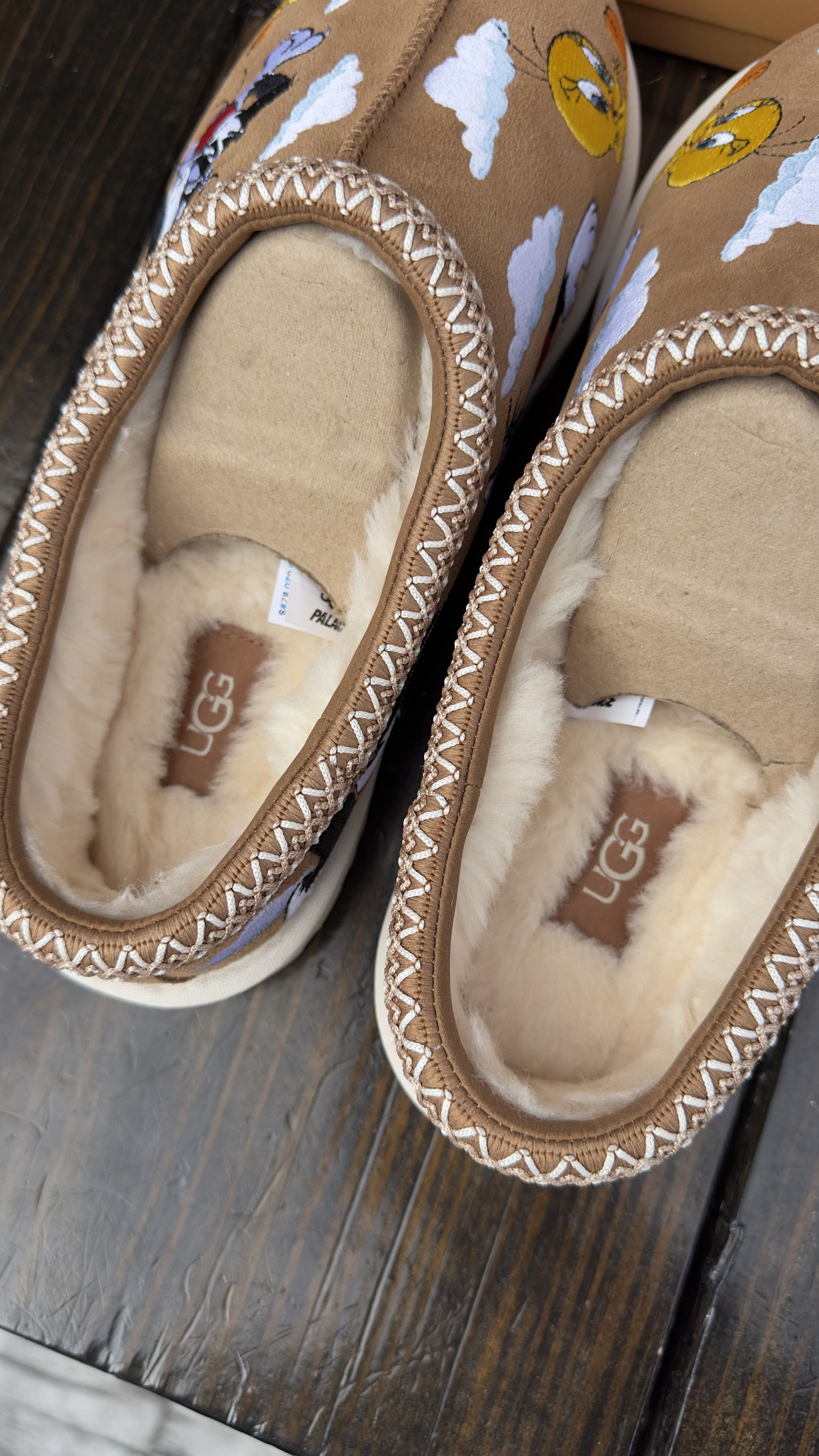 Palace × Ugg Ugg x Palace x Looney Tunes Tasman Slippers size 9 Size US 9 / EU 42 - 8 Thumbnail
