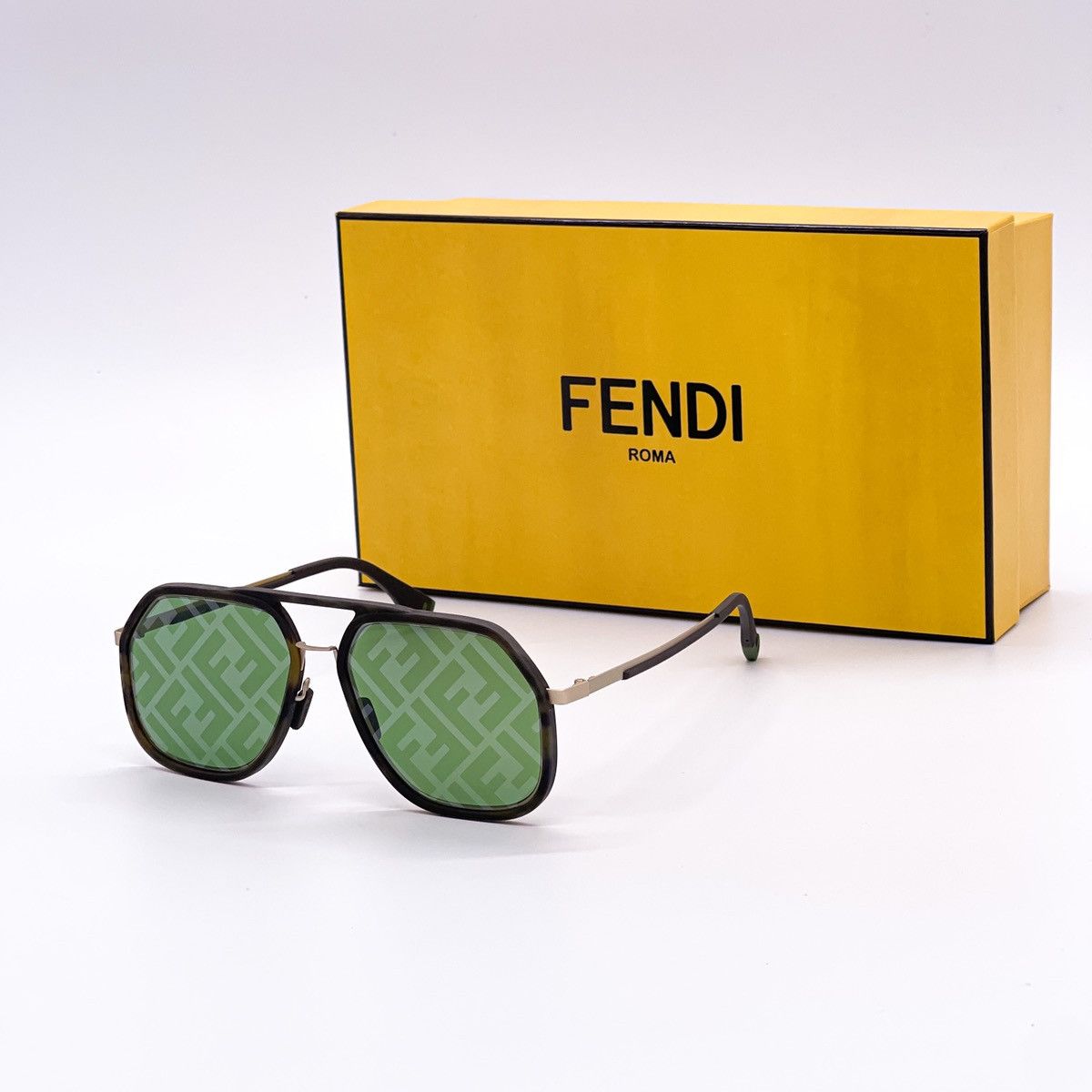 image of New Fendi Sunglasses Fe40041U 52O Unisex Havana Eyewear in Green, Men's