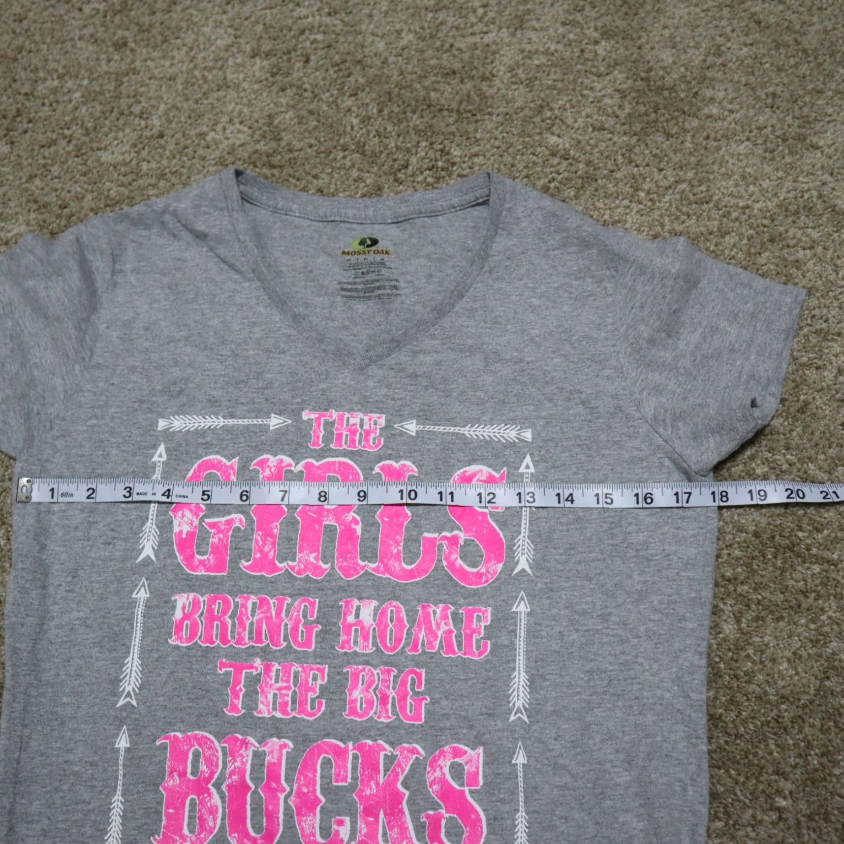 Vintage Mossy Oak T-Shirt V-Neck Girls Gray Size M Mossy Oak "The Girls Bring Home the Big Bucks" V Neck T-Shirt Black Pink Size M / US 6-8 / IT 42-44 - 3 Thumbnail