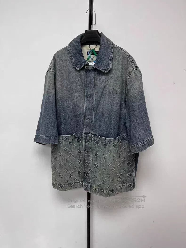 Louis Vuitton Louis Vuitton size 4l Logo Embossed Single Breasted Short S Size US M / EU 48-50 / 2 - 1 Thumbnail