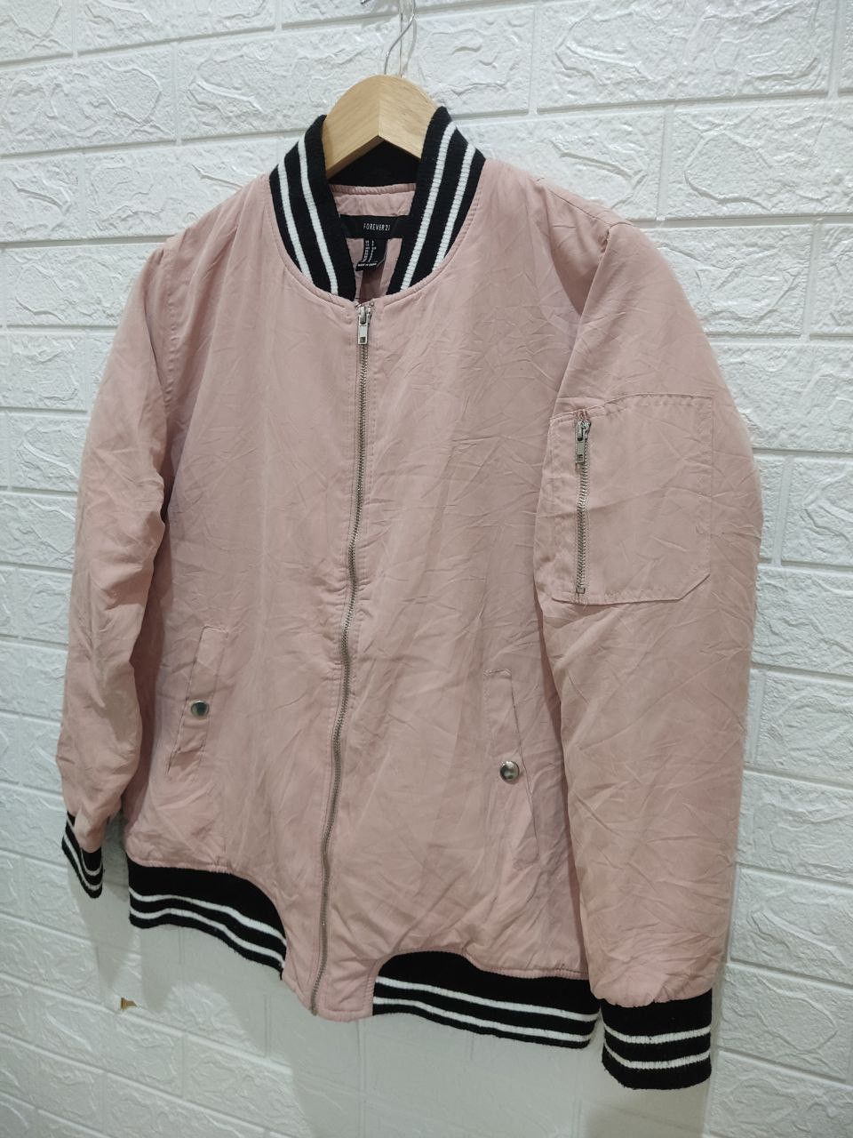 Forever 21 FOREVER 21 Hello Embroidered Graphic Bomber Jacket Size S / US 4 / IT 40 - 5 Thumbnail