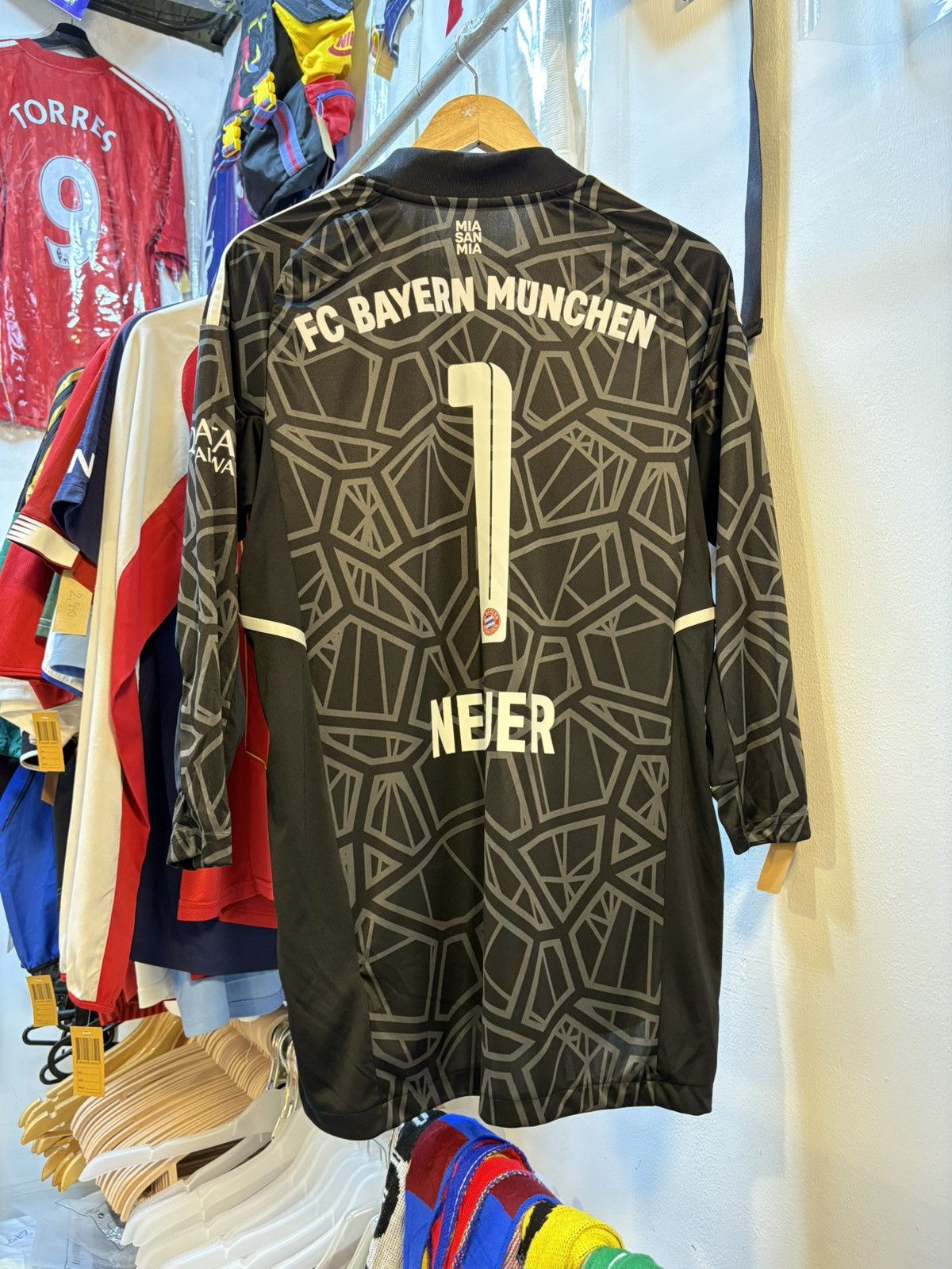 Adidas 2022-2023 Bayern Munich Goalkeeper Kit Size US M / EU 48-50 / 2 - 4 Thumbnail