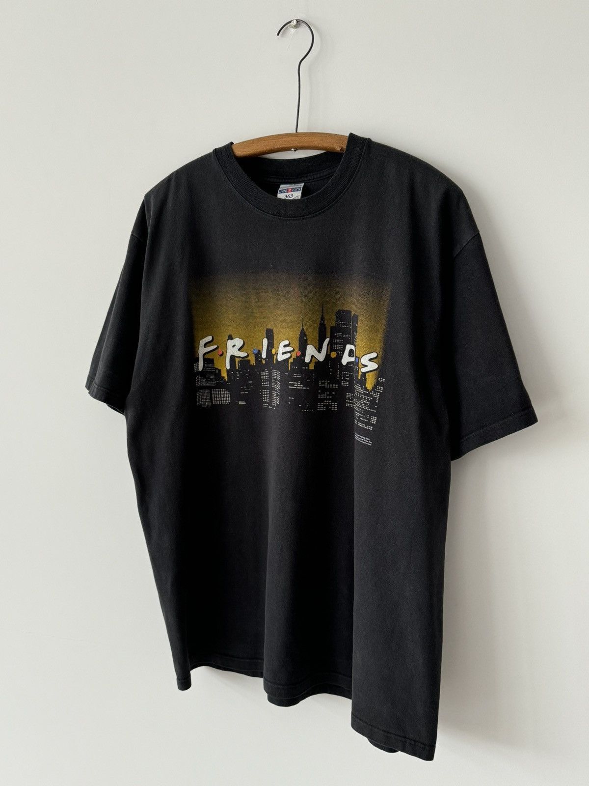 Vintage Vintage 1997 Friends TV Show Promo T-Shirt Size US XL / EU 56 / 4 - 1 Thumbnail