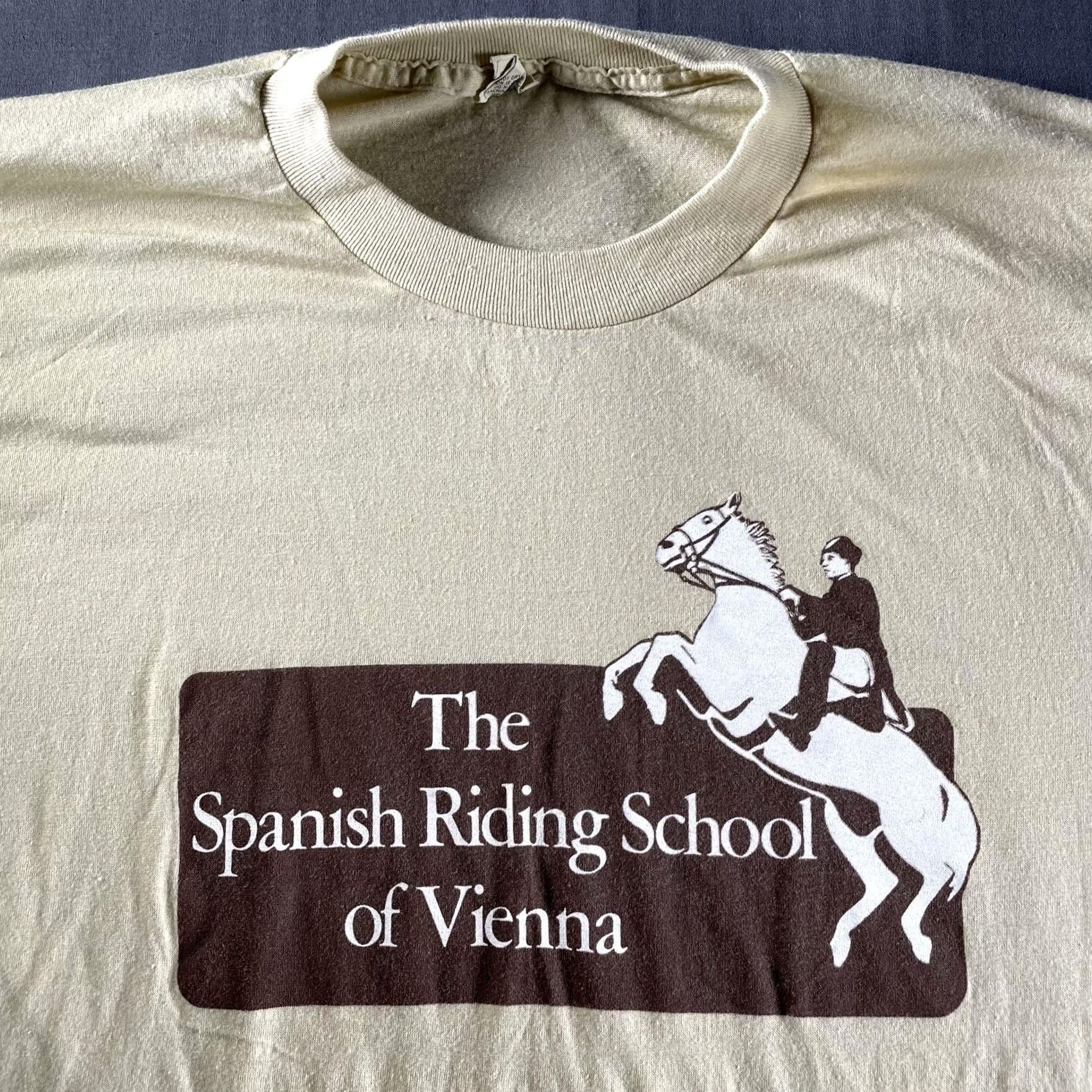Vintage VINTAGE Screen Stars Shirt Mens Large Beige 50/50 Crew Neck Graphic Print Spanish Riding School of Vienna Horse Travel 80s Women? Mens Size US L / EU 52-54 / 3 - 2 Thumbnail