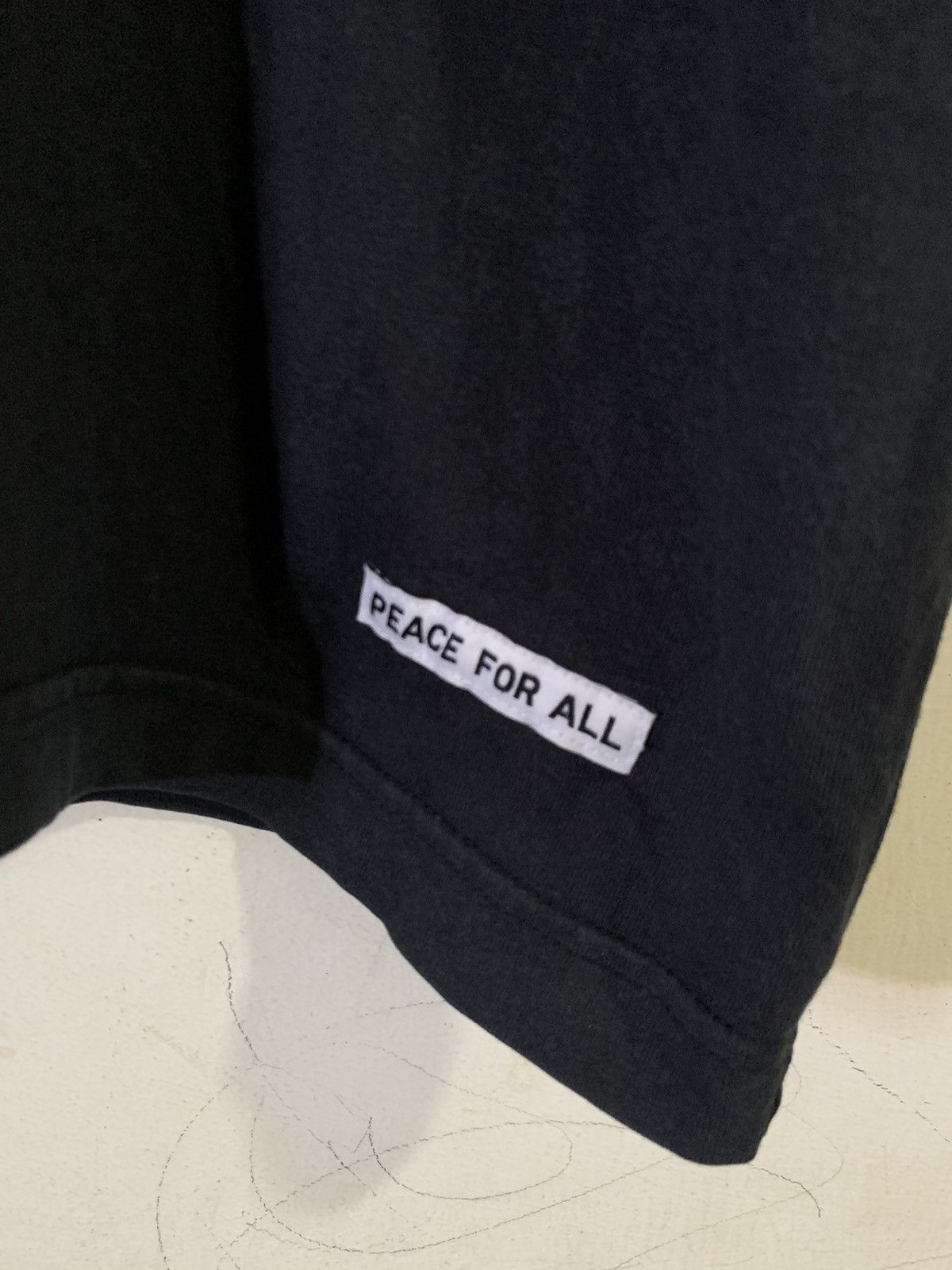 Uniqlo Uniqlo Adam Scott Peace For All Tee Size US XL / EU 56 / 4 - 6 Thumbnail