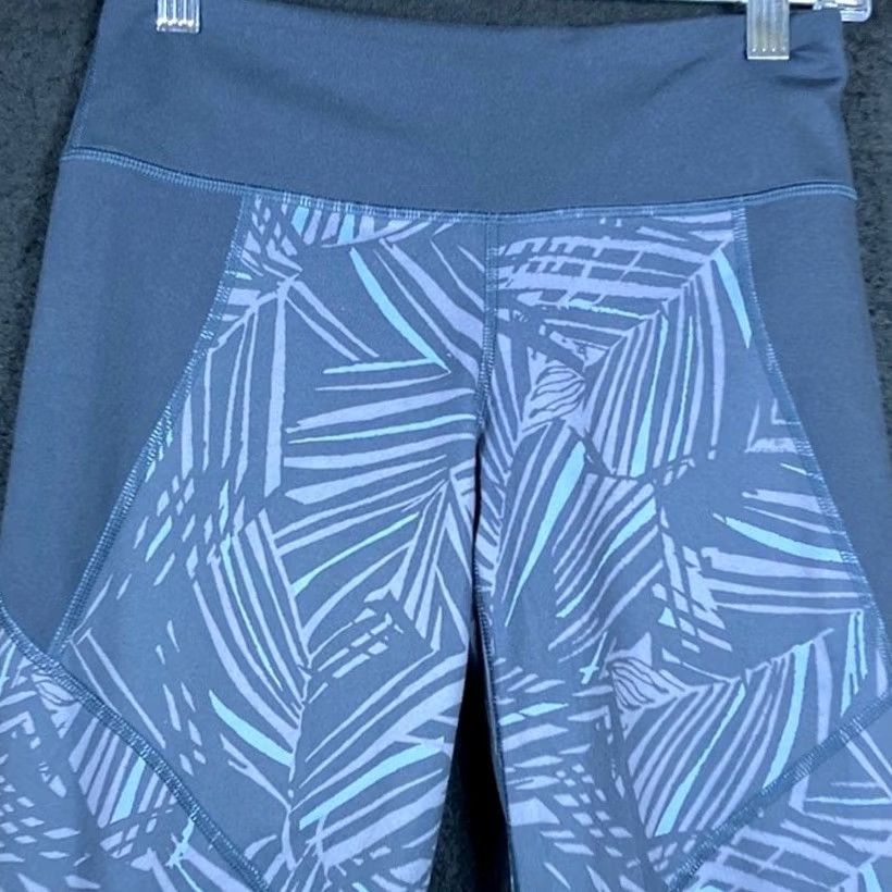 Patagonia Patagonia Womens Pants Navy Tropical Print Centered Crop Activewear Stretch XS Pants Size 26" / US 2 / IT 38 - 2 Thumbnail