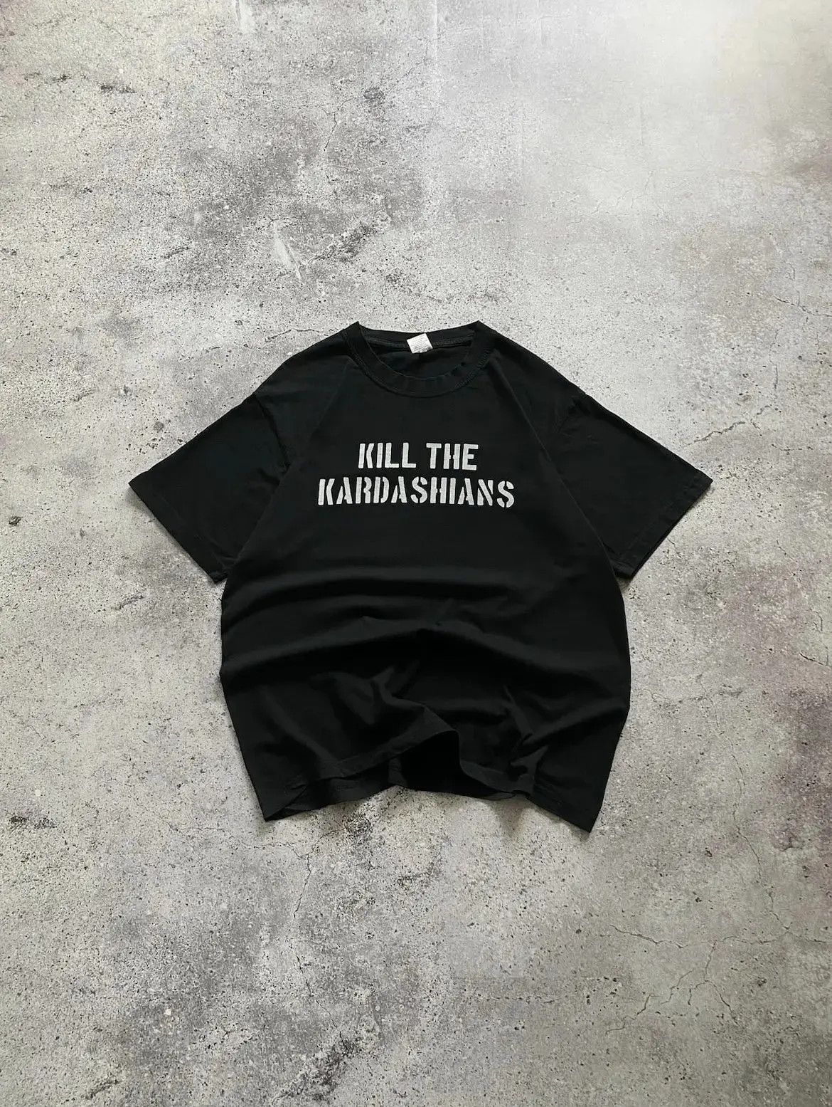 Other KILL THE KARDASHIANS HUMOR MERCH TEE Size US L / EU 52-54 / 3 - 2 Thumbnail