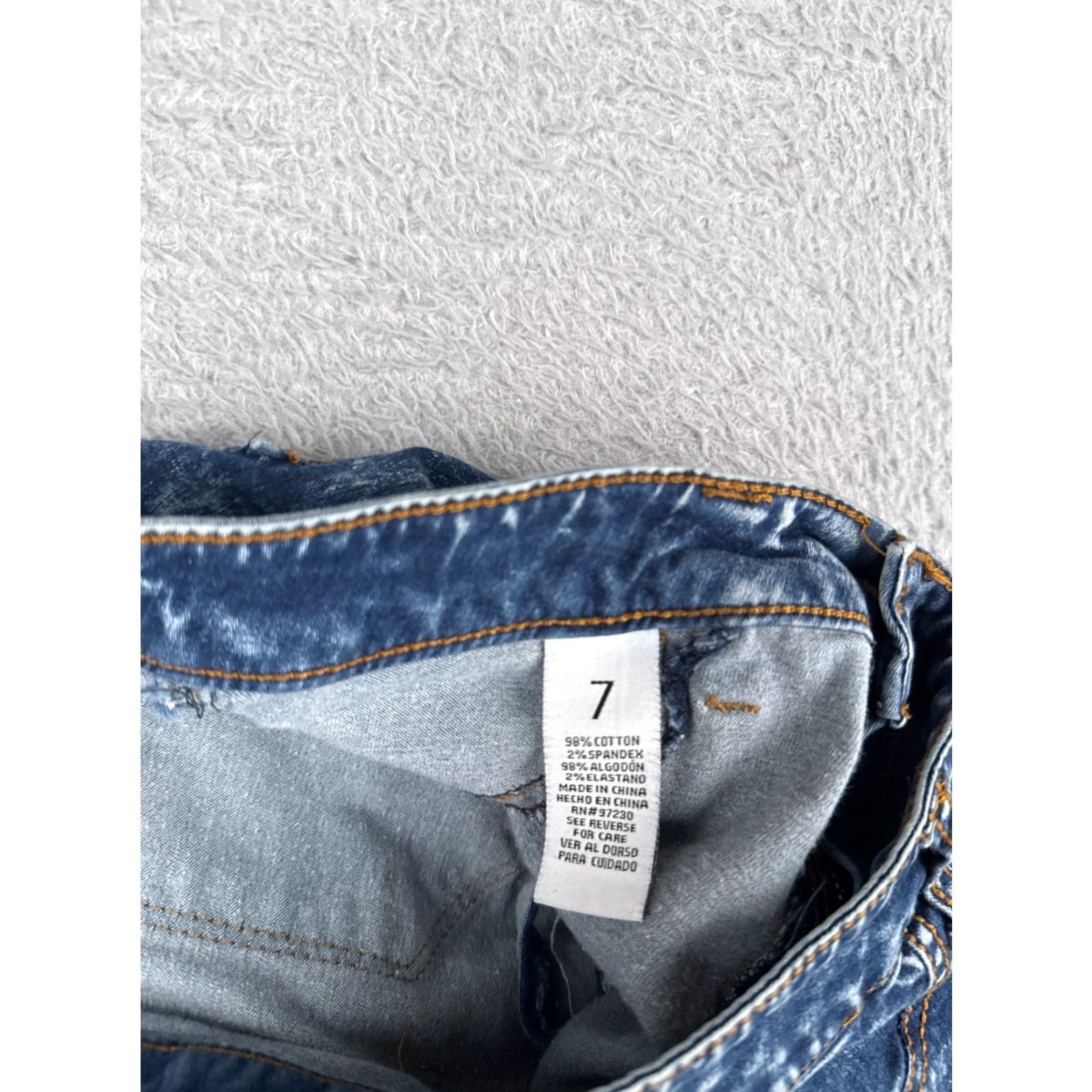 Almost Famous Almost Famous Jeans Women's Jeans Distressed High Rise 26x30 Cropped Denim Blue 7 Juniors 5-Pocket cutoff 90s Western Style - Not Vintage Size 28" / US 6 / IT 42 - 7 Thumbnail