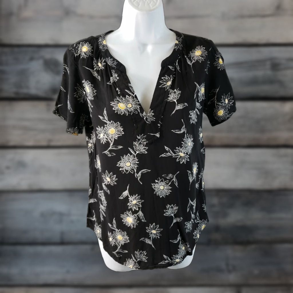 Old Navy Old Navy Womens Top Sz Small Black White Floral Short Sleeve Rayon Blouse Size S / US 4 / IT 40 - 1 Thumbnail