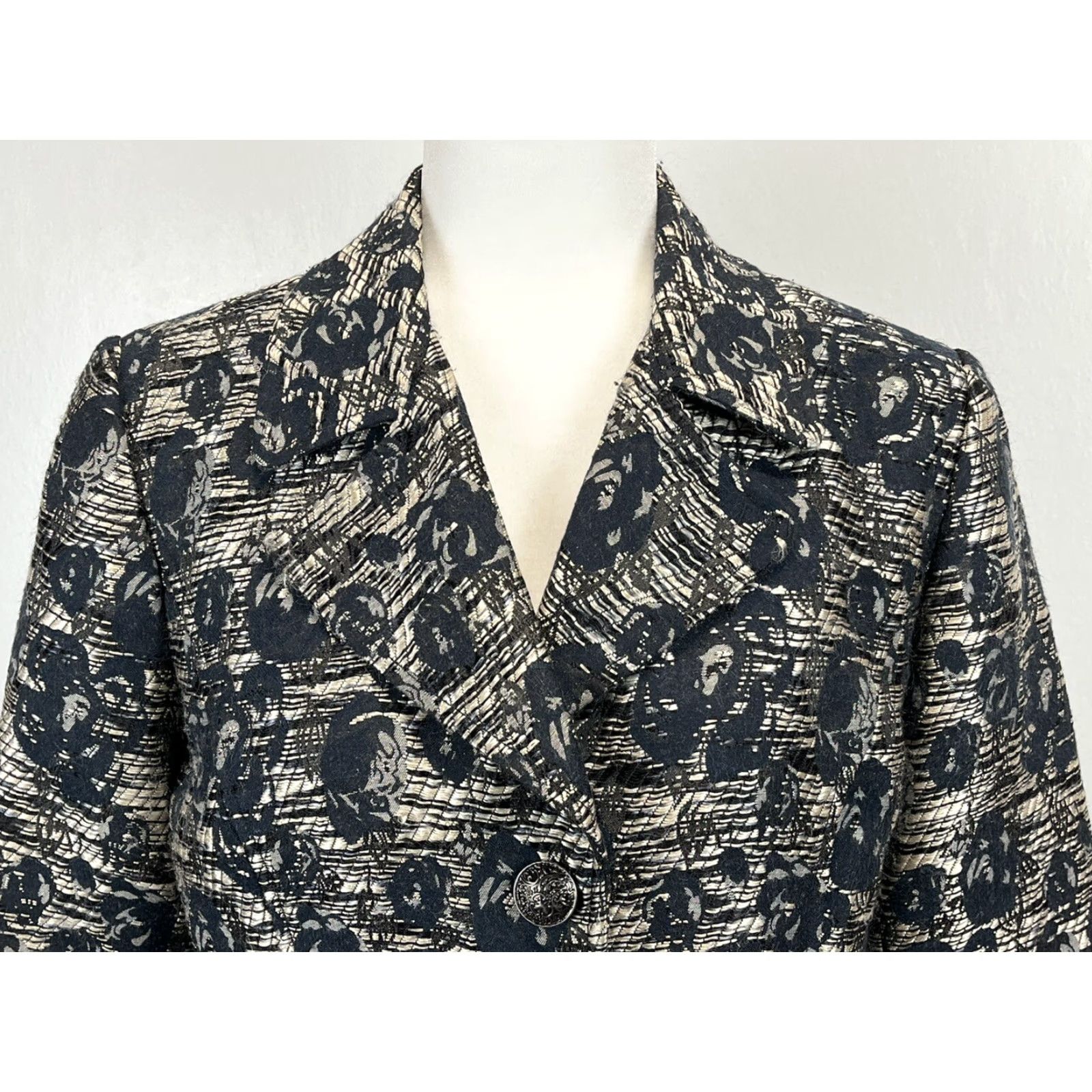 Vintage Chicos Blazer Women Sz 1 M Black & Silver Floral Textured Blazer Jacket Satin/Polyester Button Sleeve Long Casual Business Party/Cocktail Womens Size M / US 6-8 / IT 42-44 - 4 Thumbnail