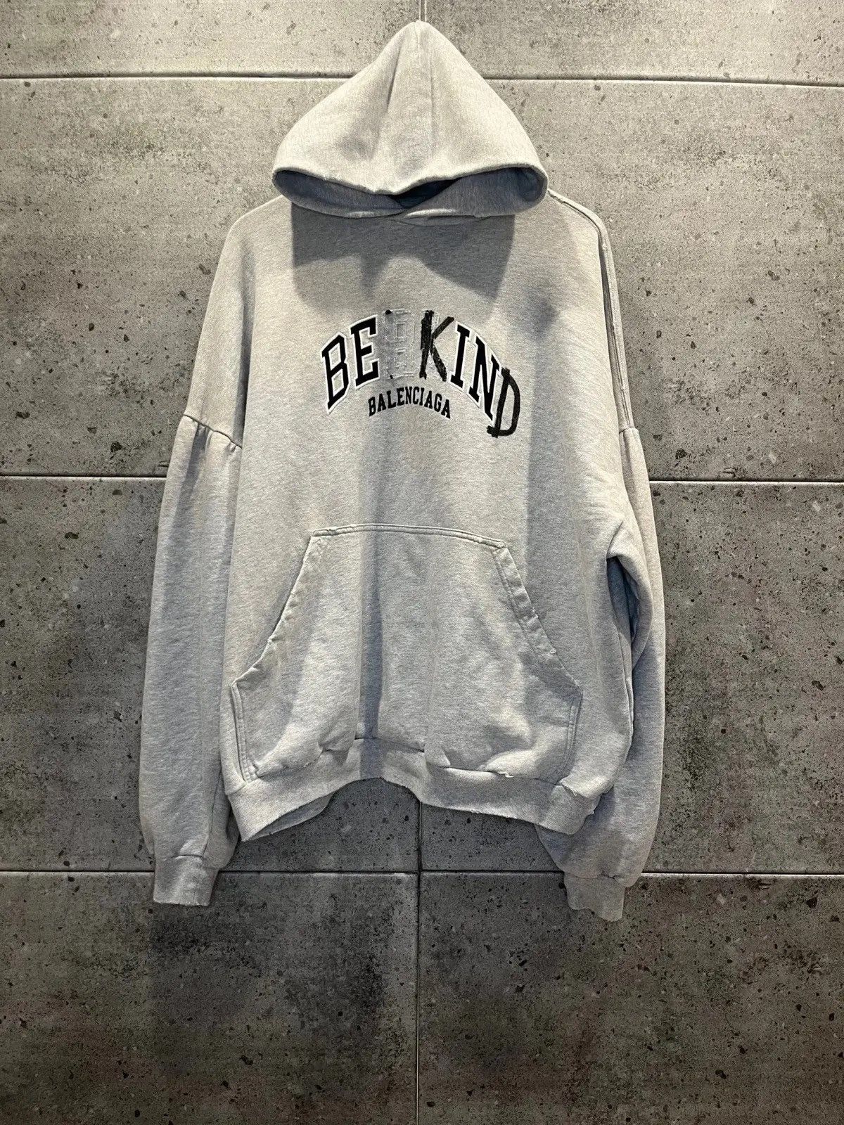 BALENCIAGA BE KIND フーディ パーカー グレー Balenciaga Be Kind Hoodie in Gray | Lyst