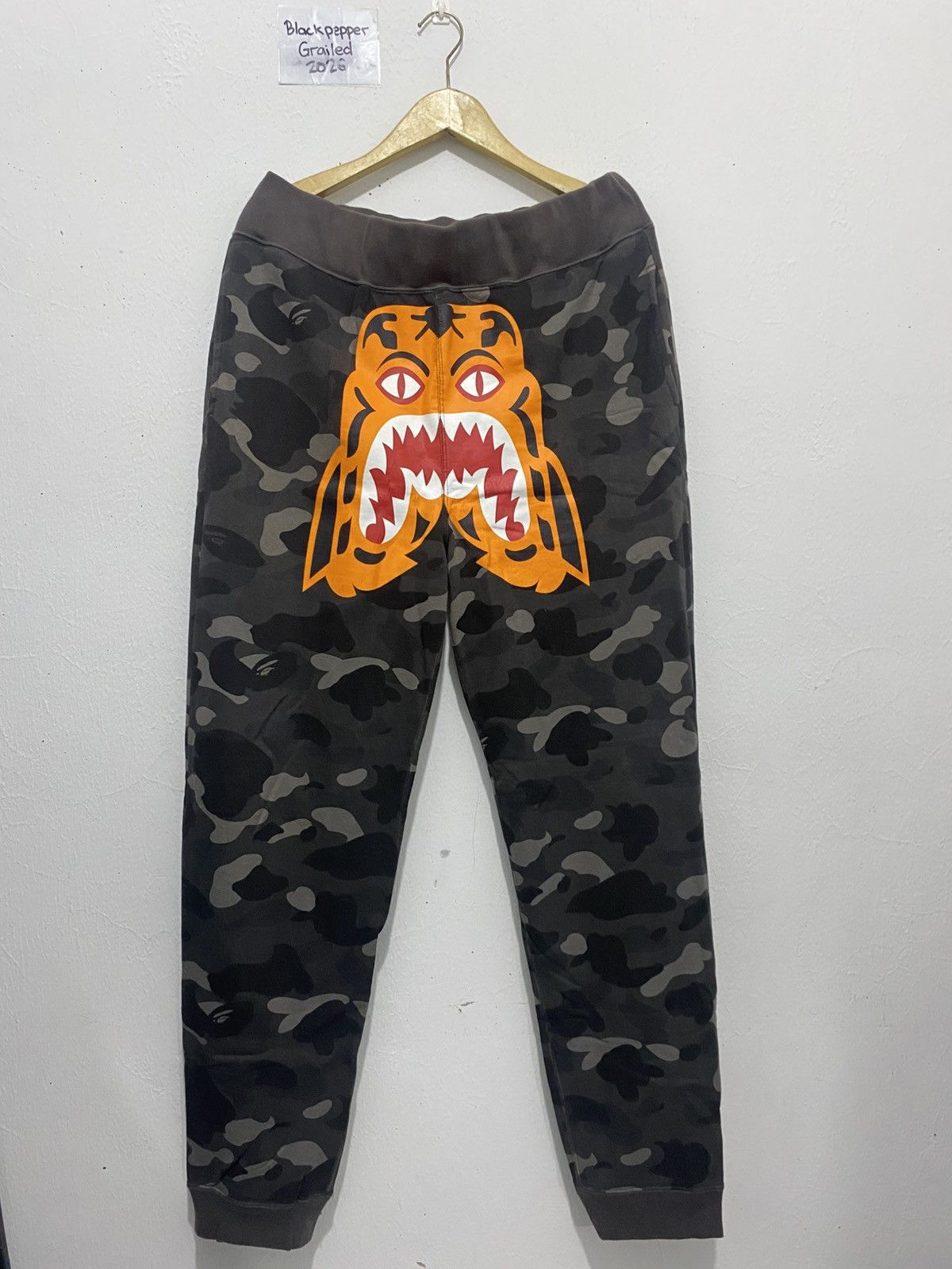 Bape A Bathing Ape Bape Tiger Black Camo Sweatpants Size US 34 / EU 50 - 1 Thumbnail