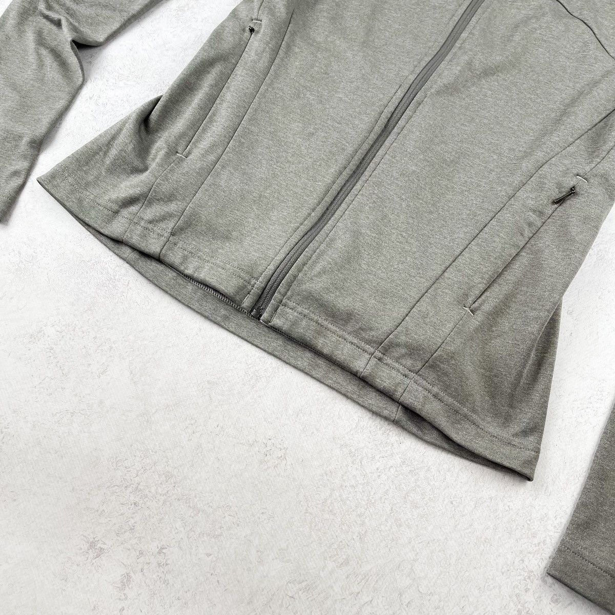 Arc'teryx Arc’teryx 2015 Taupe Gray Zip Up Lightweight Sweater Women’s Size S / US 4 / IT 40 - 2 Thumbnail