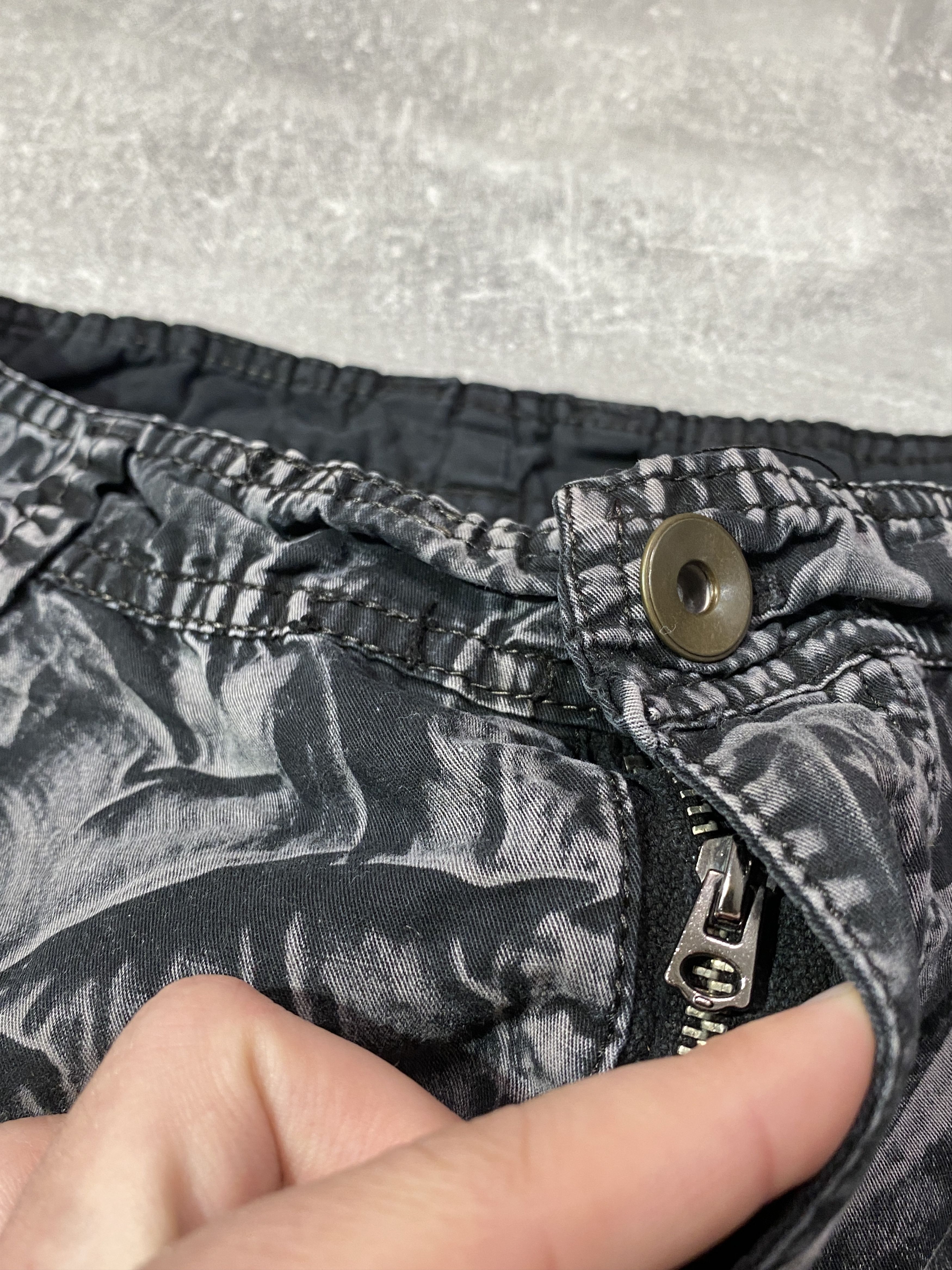 Japanese Brand Vintage Y2K Dark Washed Cargo Shorts Size US 32 / EU 48 - 7 Thumbnail