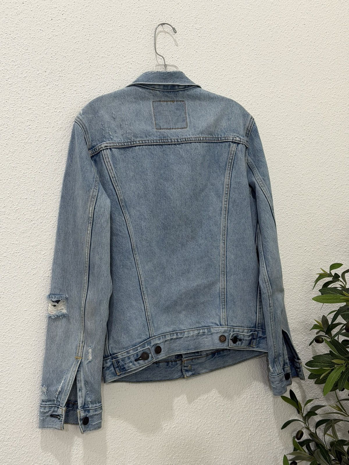 Levi's Levi's Trucker Jacket Size Small Light Wash Denim Distressed Size US S / EU 44-46 / 1 - 4 Thumbnail