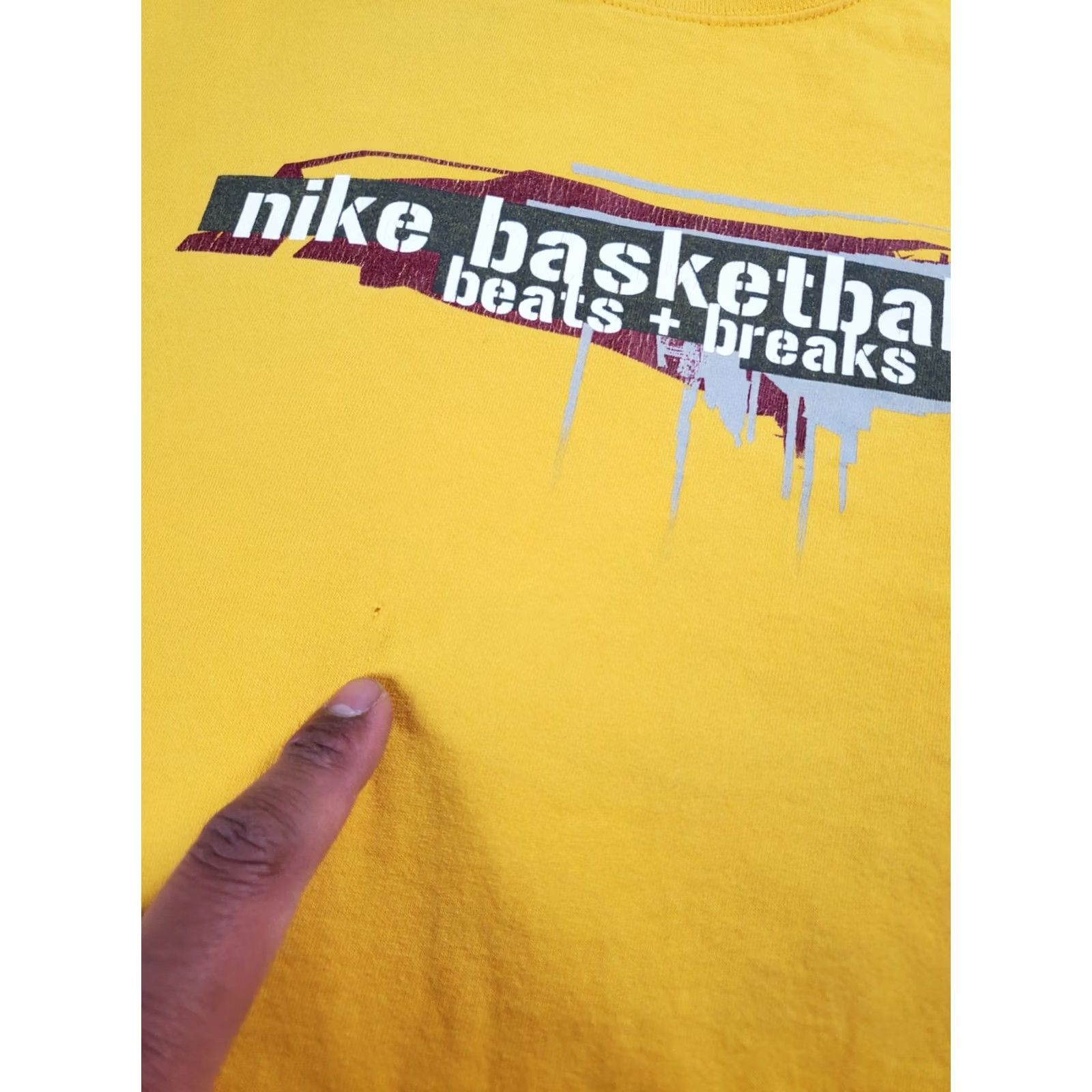 Nike VINTAGE Nike Basketball T Shirt XL Mens Yellow Short Sleeve Graphic Y2K Size US XL / EU 56 / 4 - 5 Thumbnail