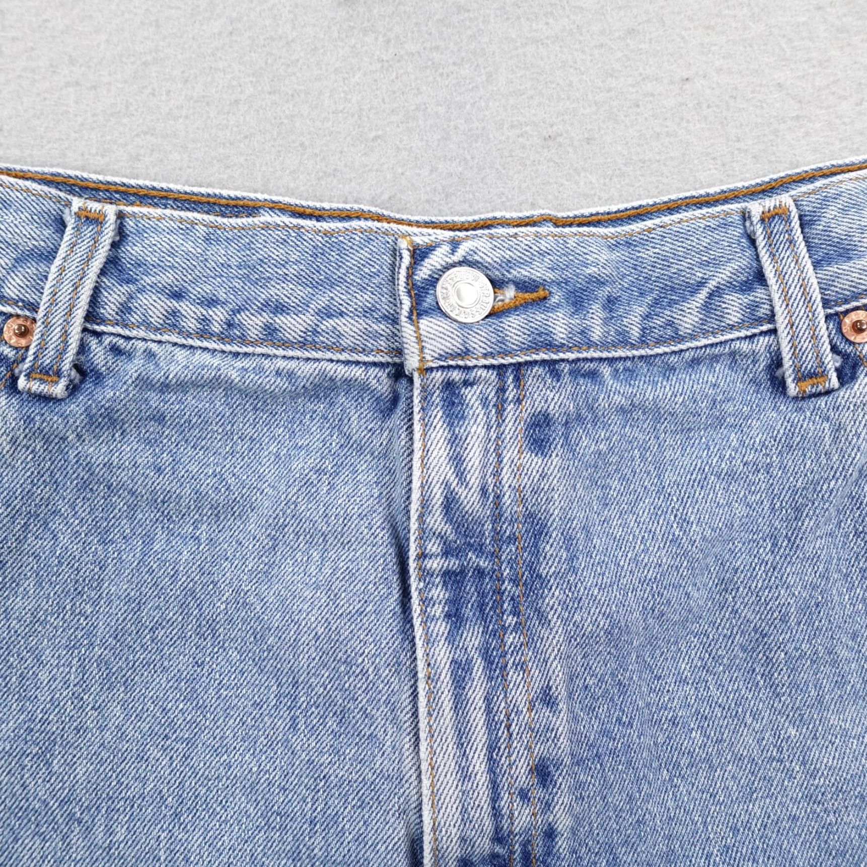 Levi's VINTAGE Levi's Shorts Womens 16 Blue Denim Cut-Off 90s Relaxed Distressed Size 38" / US 16 / IT 52 - 2 Thumbnail
