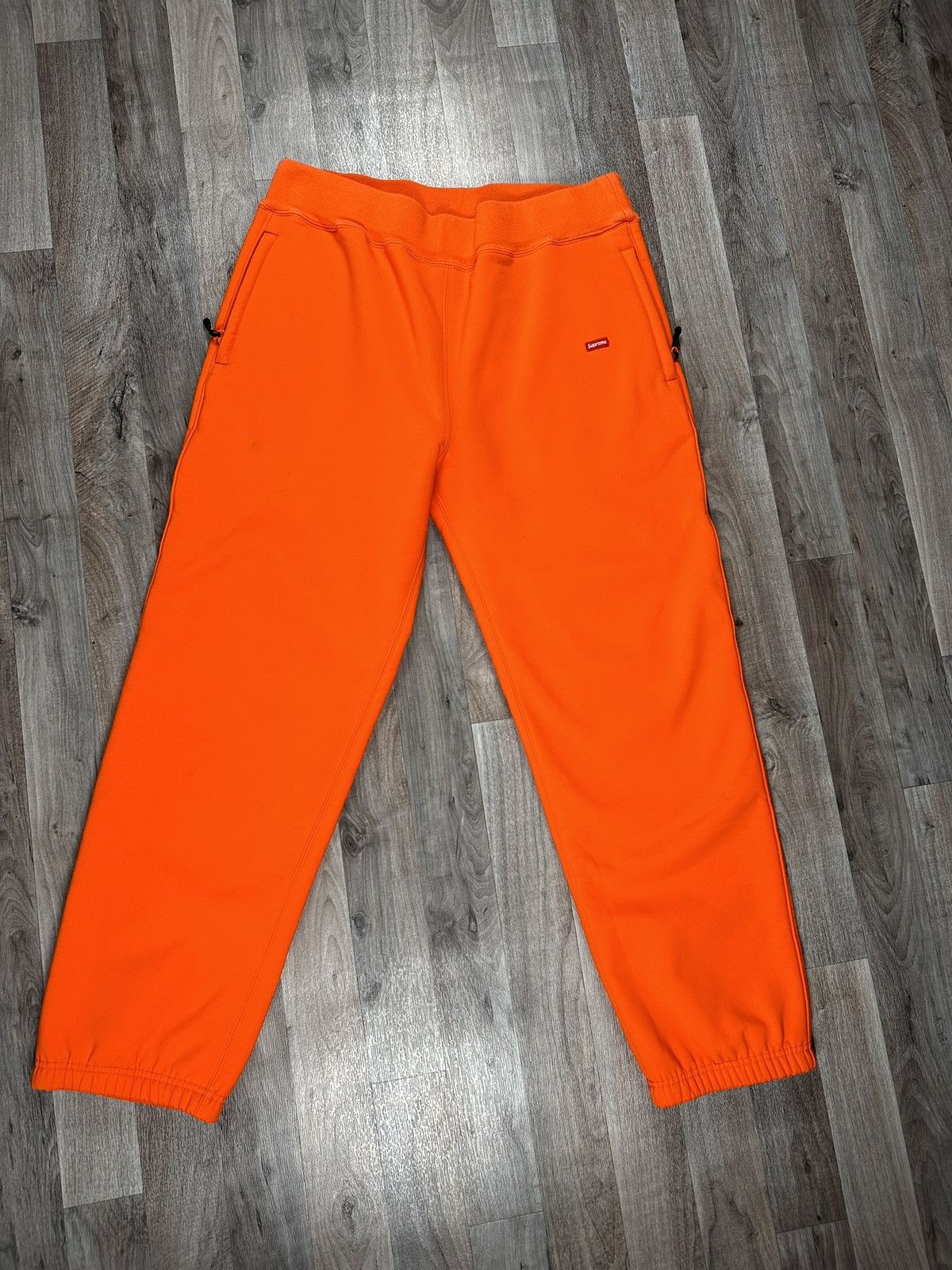 パンツ Supreme Windstopper Sweatpant small box Supreme Small Box Sweatpant (FW24) - $158