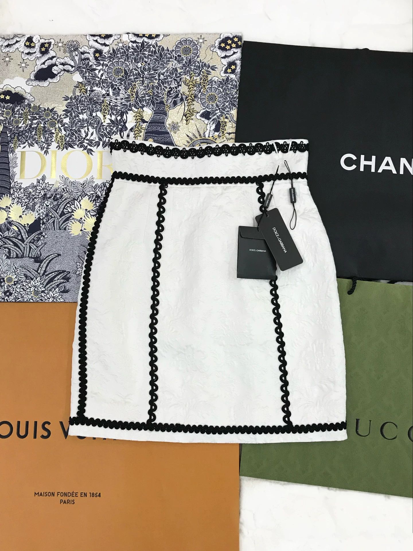 Dolce & Gabbana Dolce Gabbana White Floral Black Trim Skirt Size 42" / US 20 - 1 Thumbnail
