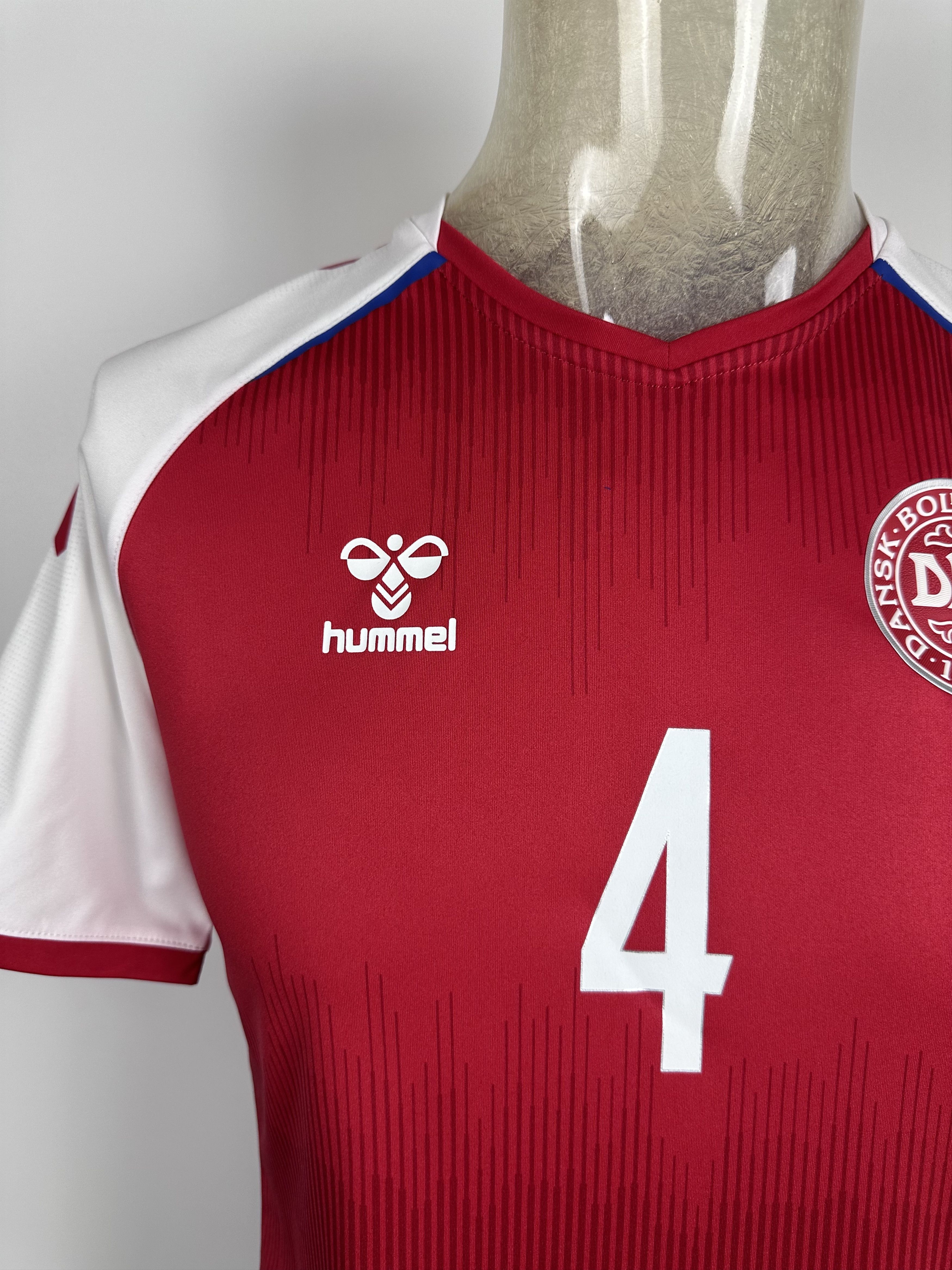 Hummel DENMARK 2022 23 SHIRT FOOTBALL SOCCER JERSEY HUMMEL #4 Kjaer Size US S / EU 44-46 / 1 - 6 Thumbnail