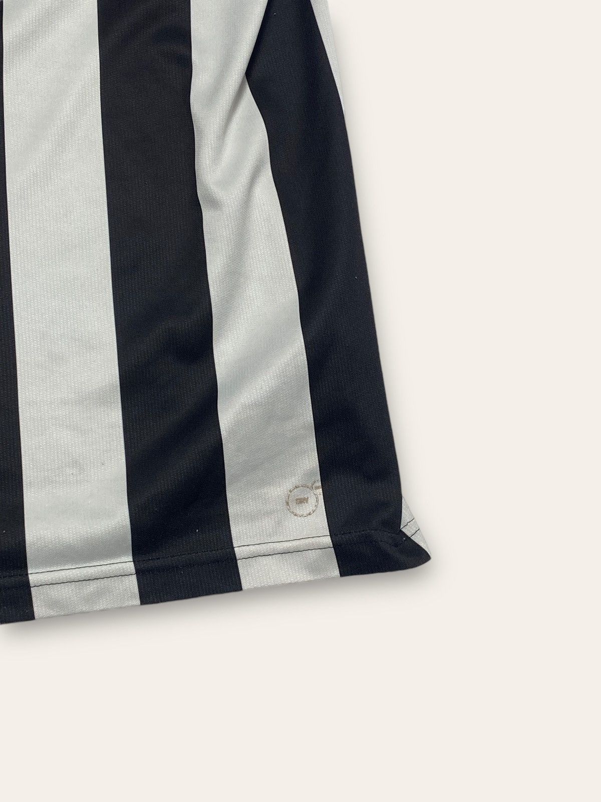 Puma Vintage PUMA NEW CASTLE UNITED Striped Football Jersey Bloke Size US XL / EU 56 / 4 - 7 Thumbnail