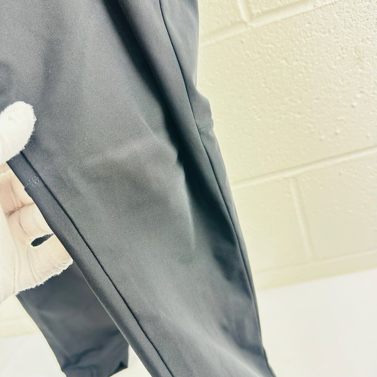 Lululemon Lululemon Commission Pant Classic Fit Warpstreme Navy 32 Size US 32 / EU 48 - 2 Thumbnail
