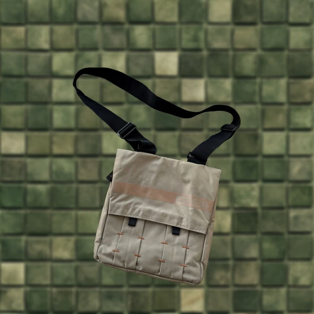 Diesel VINTAGE Diesel Shoulder Bag Unisex Adults Nylon Beige 90s Y2K Classic Streetwear Outdoor University Bag Mens Size ONE SIZE - 1 Thumbnail