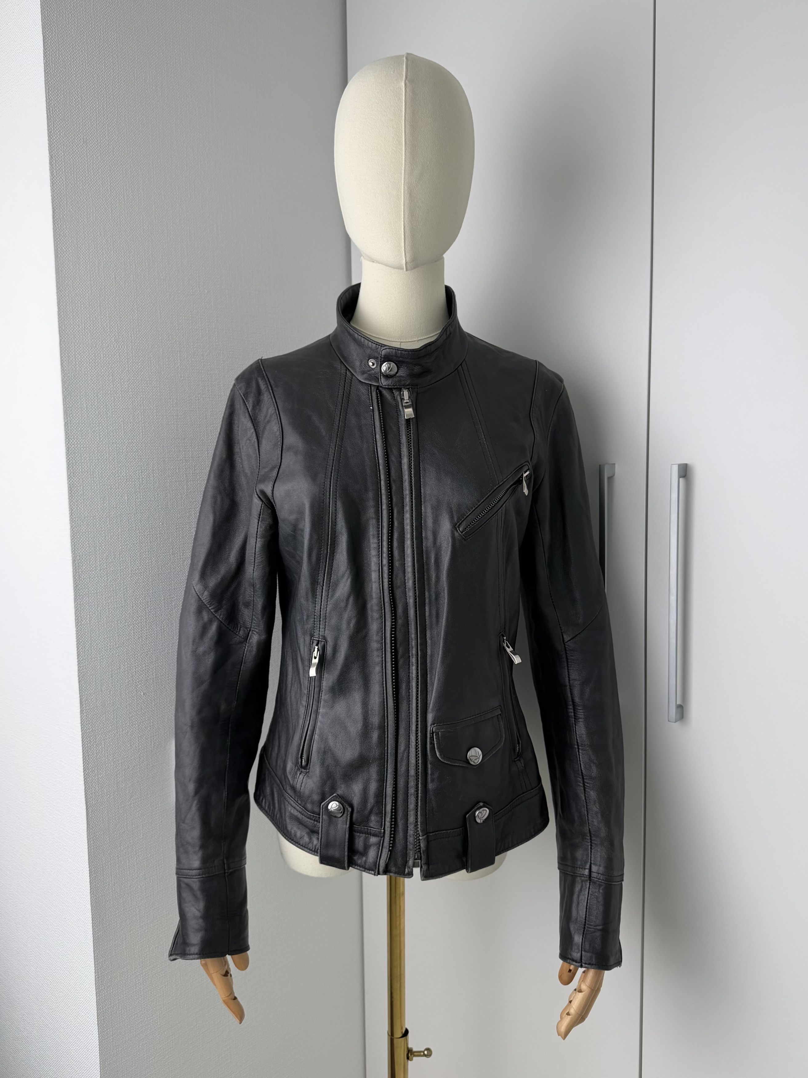 Vintage Vintage Women's Black Leather Biker Jacket Zip Up Fitted Size M / US 6-8 / IT 42-44 - 1 Thumbnail