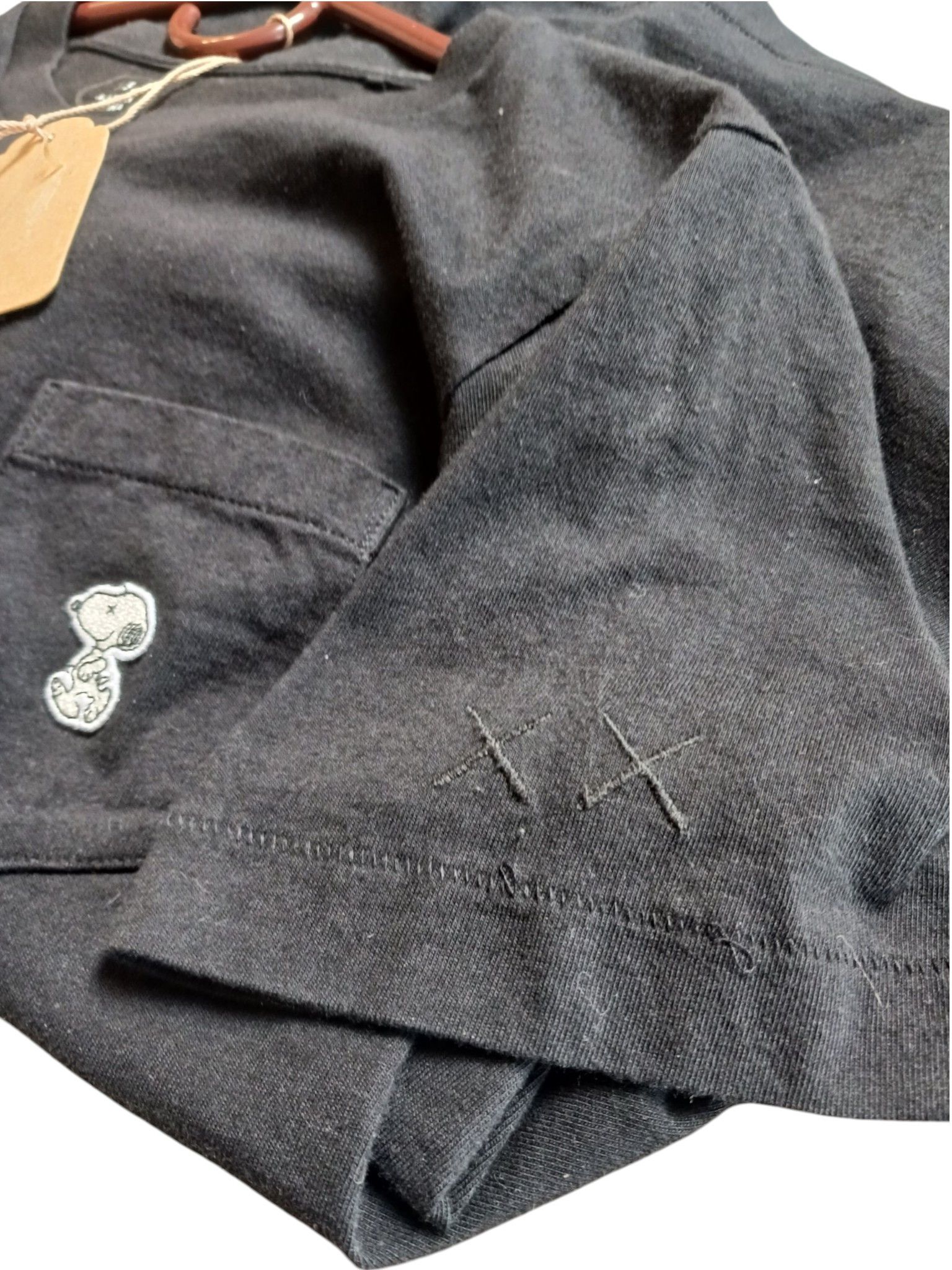 Kaws × Peanuts KAWS x Peanuts "Joe Kaws" Embroidered Pocket Tee Black -XS Size US XS / EU 42 / 0 - 7 Thumbnail