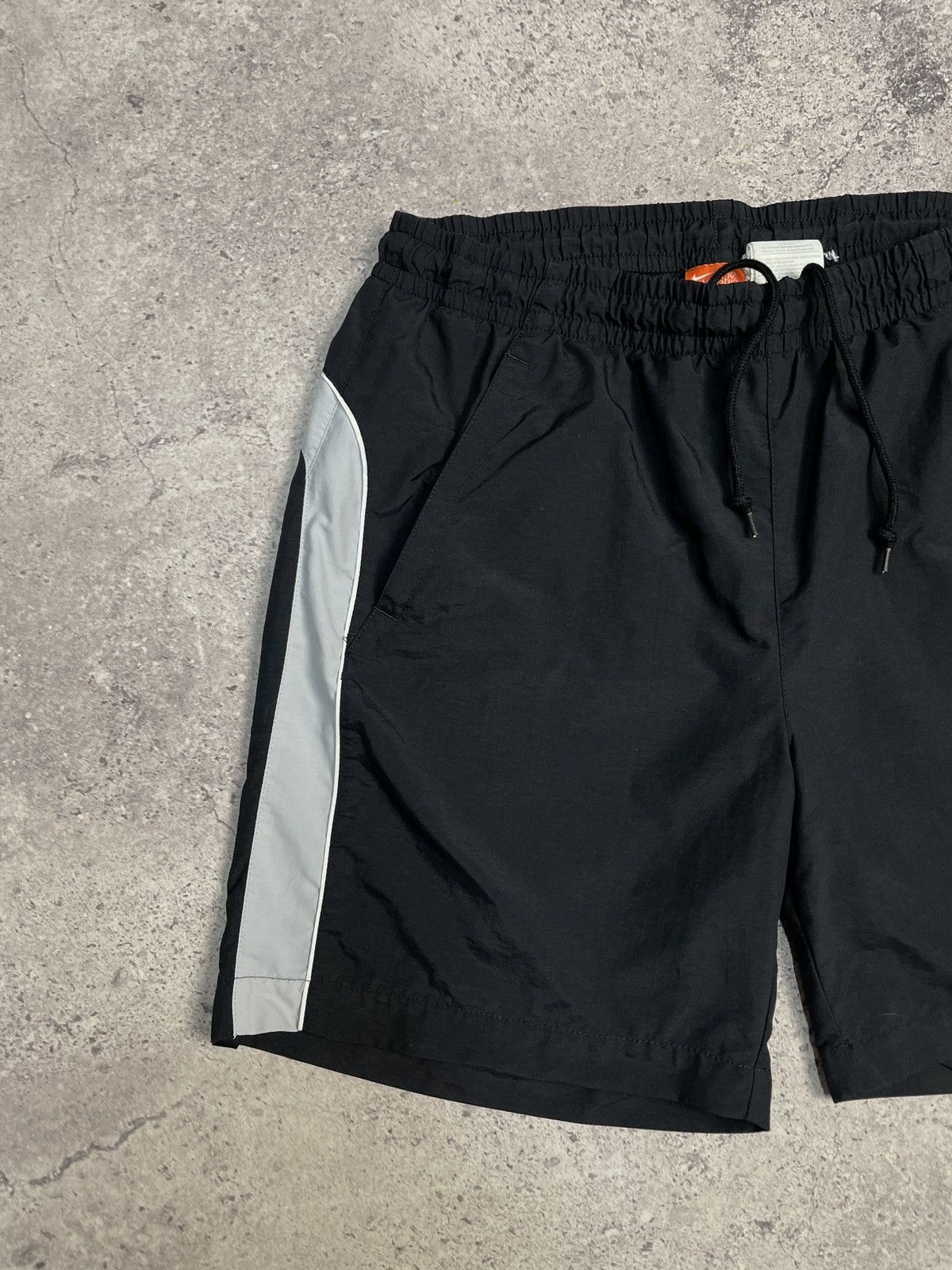 Vintage Vintage Nike Shorts Mini Swoosh Logo 00s Style Size US 32 / EU 48 - 2 Thumbnail