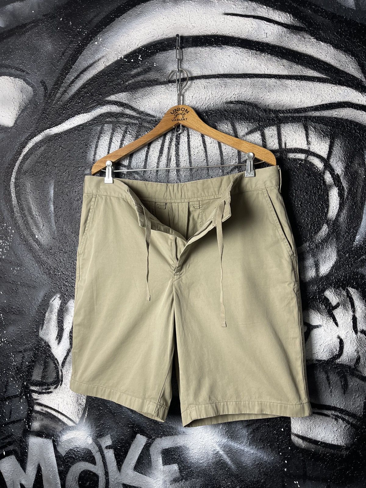 Uniqlo Uniqlo Beige Cotton Chino Shorts Men’s Size Large Size US 34 / EU 50 - 3 Thumbnail
