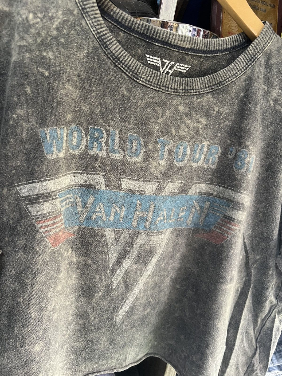 American Eagle Outfitters 🔥American Eagle Outfitters Van Halen Kick Ass Cropped Tees Size US M / EU 48-50 / 2 - 7 Thumbnail