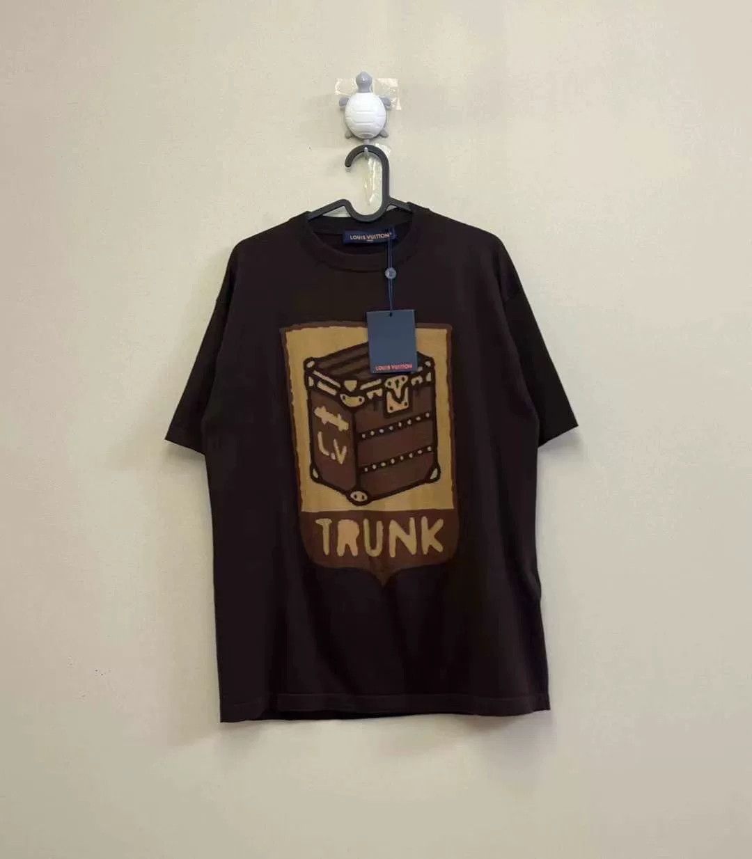 Louis Vuitton louis vuitton brown trunk graphic t-shirt Size US S / EU 44-46 / 1 - 1 Thumbnail