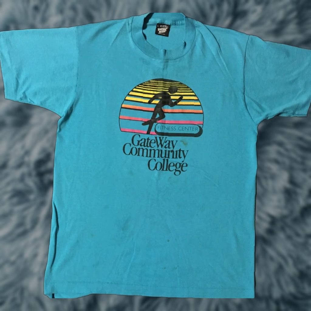 Vintage VINTAGE 90s Gateway College Fitness Center Distressed Faded Blue T-Shirt L Mens Short Sleeve Crew Neck Single Stitch Collegiate Grunge Army Punk Retro Size US L / EU 52-54 / 3 - 1 Thumbnail
