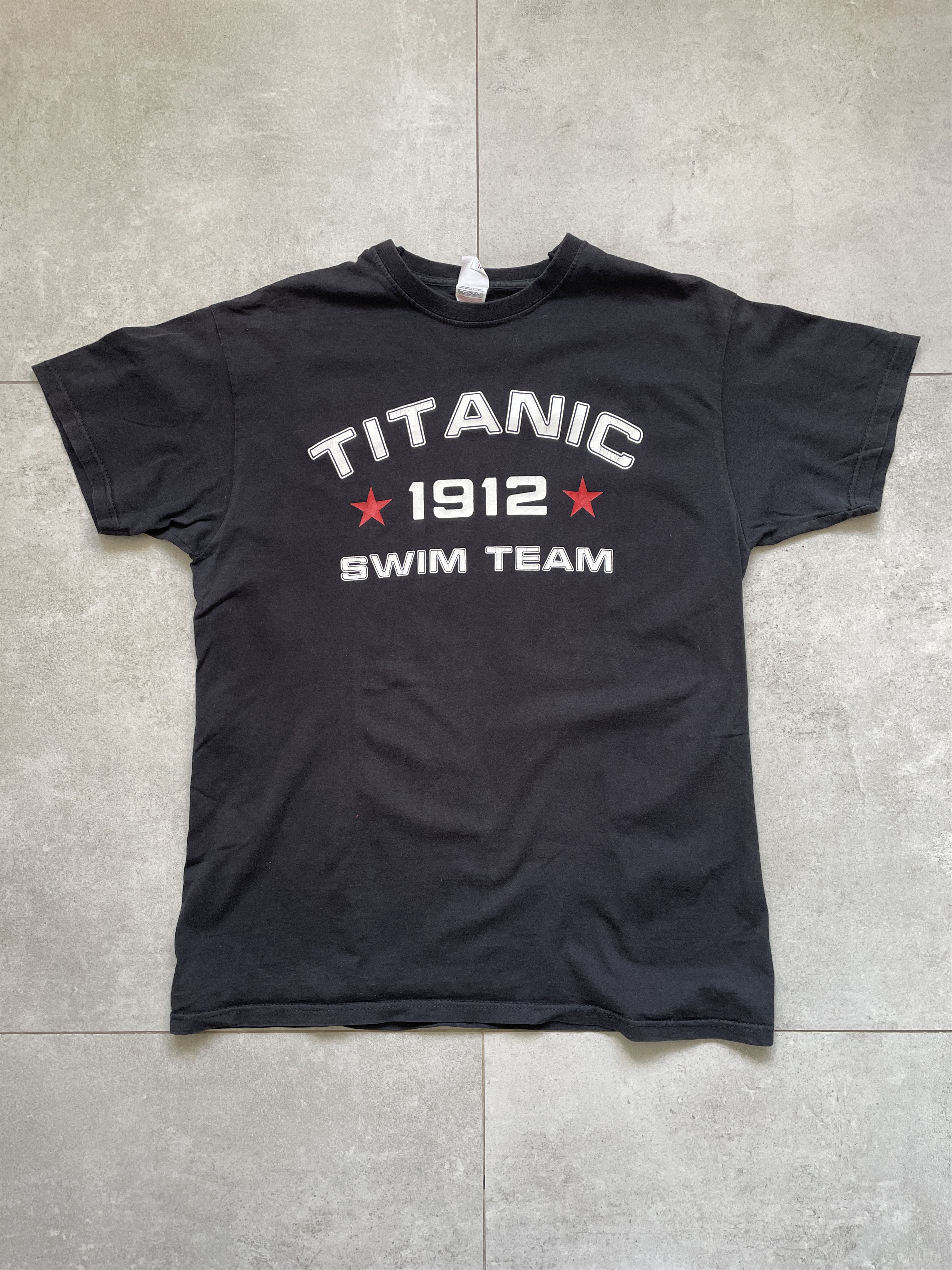 Universal Studios Y2K TITANIC MOVIE PARAMOUNT SWIMTEAM BLACK HUMOR TEE Size US L / EU 52-54 / 3 - 1 Thumbnail