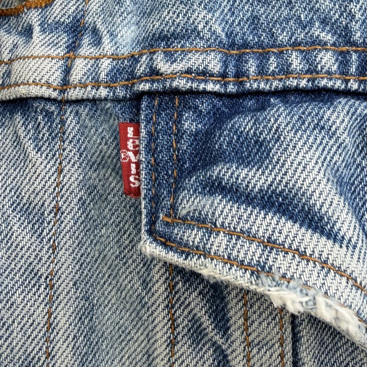 Levi's Vintage Levi’s Distressed Denim Light Wash Grunge Trucker Size US L / EU 52-54 / 3 - 7 Thumbnail