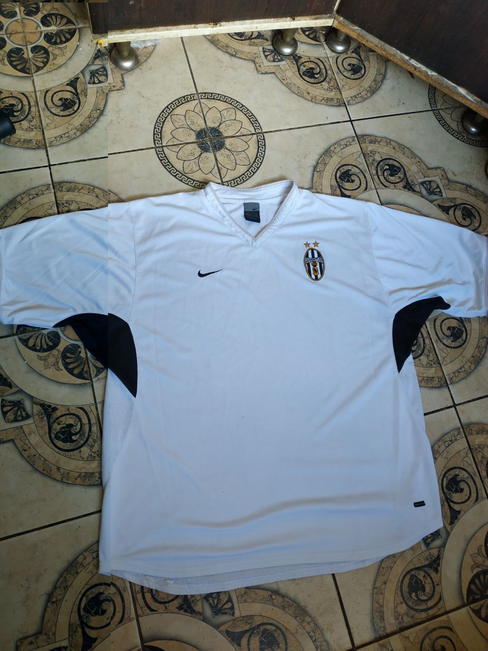 Nike Vintage 2004/05 Juventus Away Jersey Nike Total 90 XL Size US XL / EU 56 / 4 - 1 Thumbnail