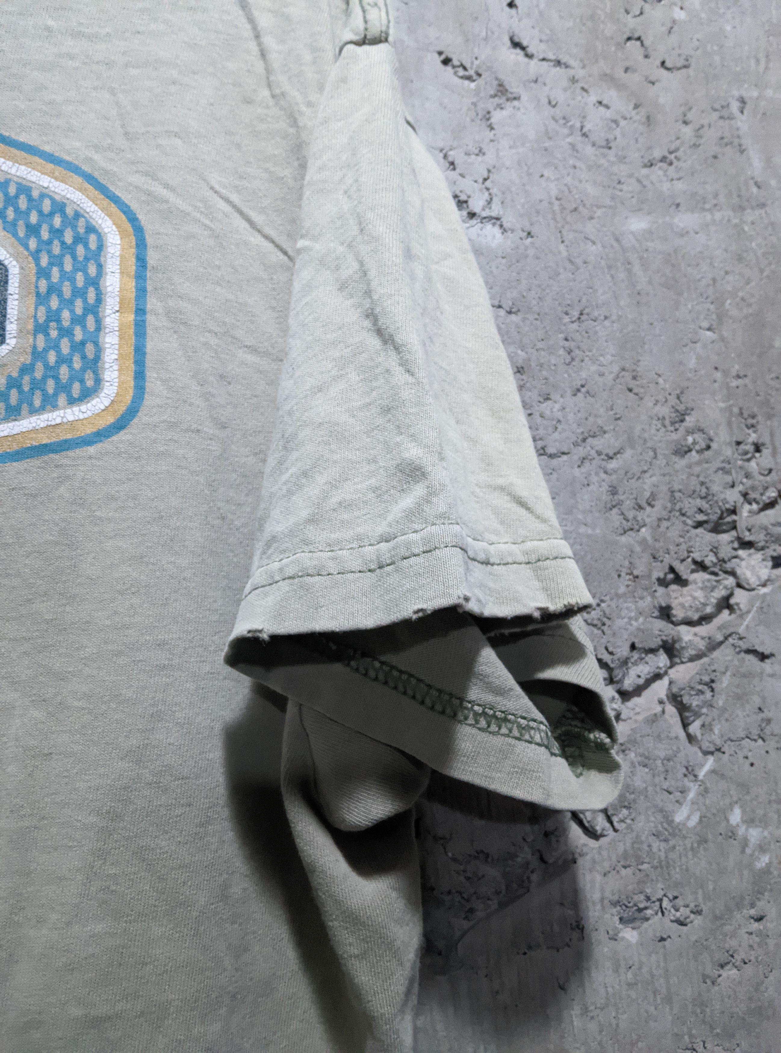 Vintage Vintage 90s very thrashed billabong surf tshirt Size US L / EU 52-54 / 3 - 10 Thumbnail