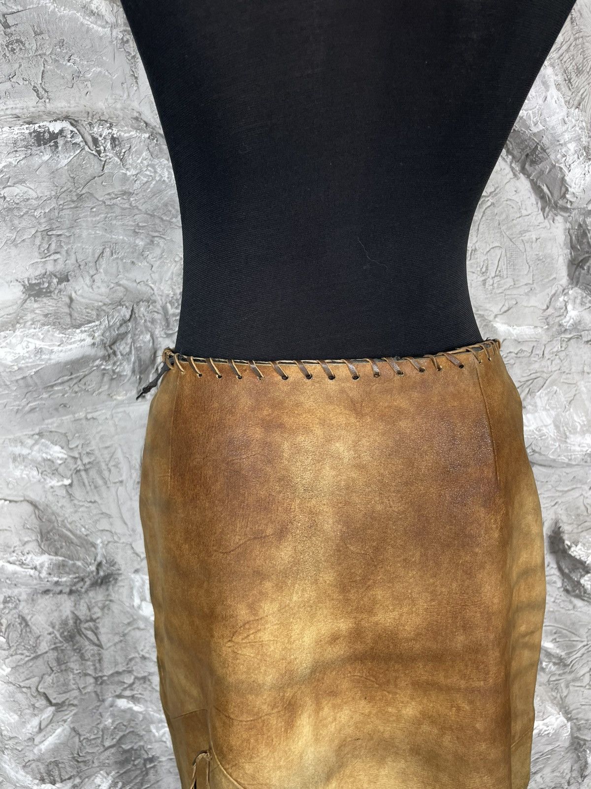 If Six Was Nine × Le Grande Bleu (L.G.B.) Primitive Post-Apocalyptic Fashion Vintage Leather Skirt Size 26" / US 2 / IT 38 - 4 Thumbnail
