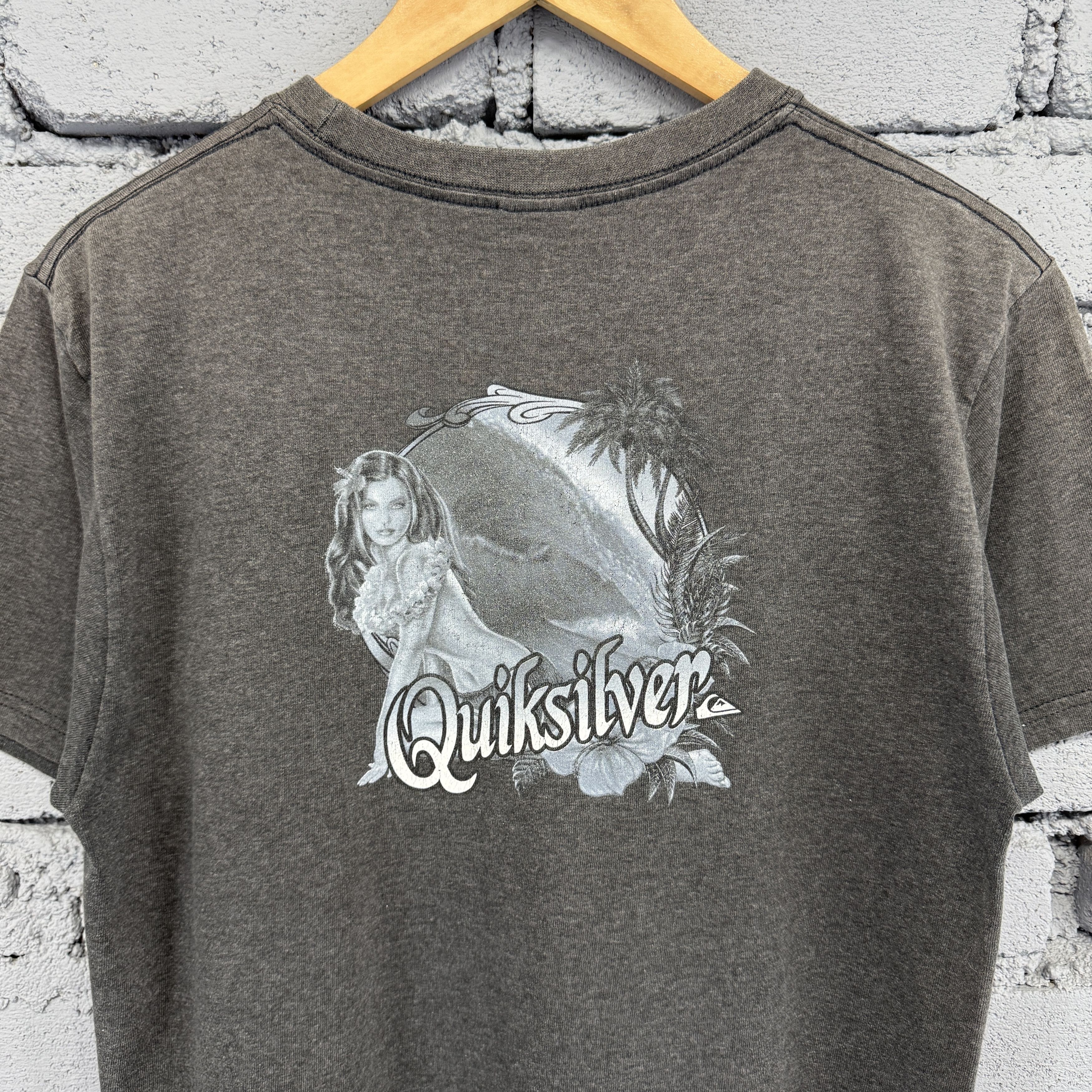 Vintage Vintage Quiksilver Sexy Women Surfing Sunfaded Tshirt Size US S / EU 44-46 / 1 - 4 Thumbnail