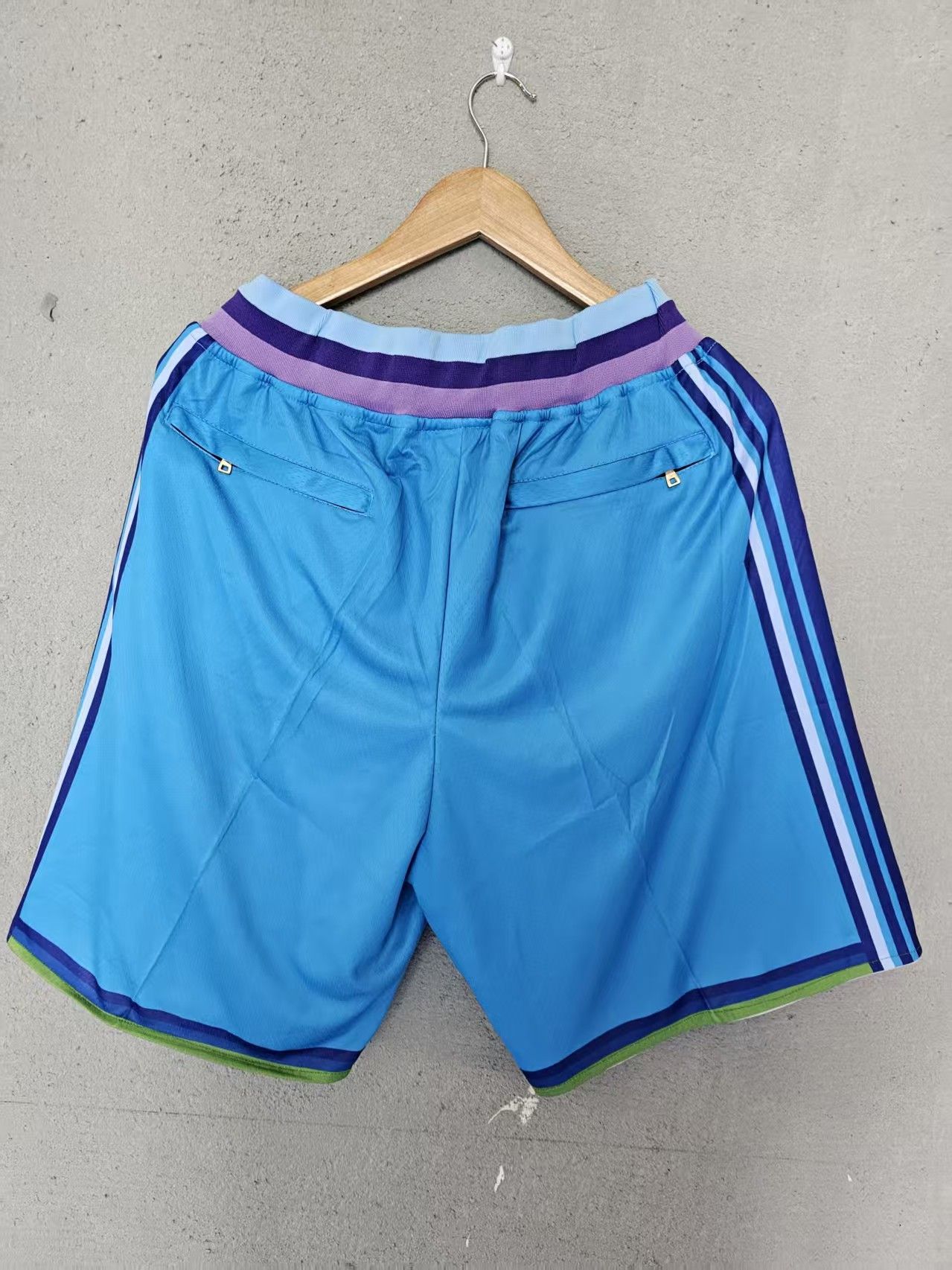 NBA Charlotte Hornets Short XL Vintage Size US 36 / EU 52 - 4 Thumbnail