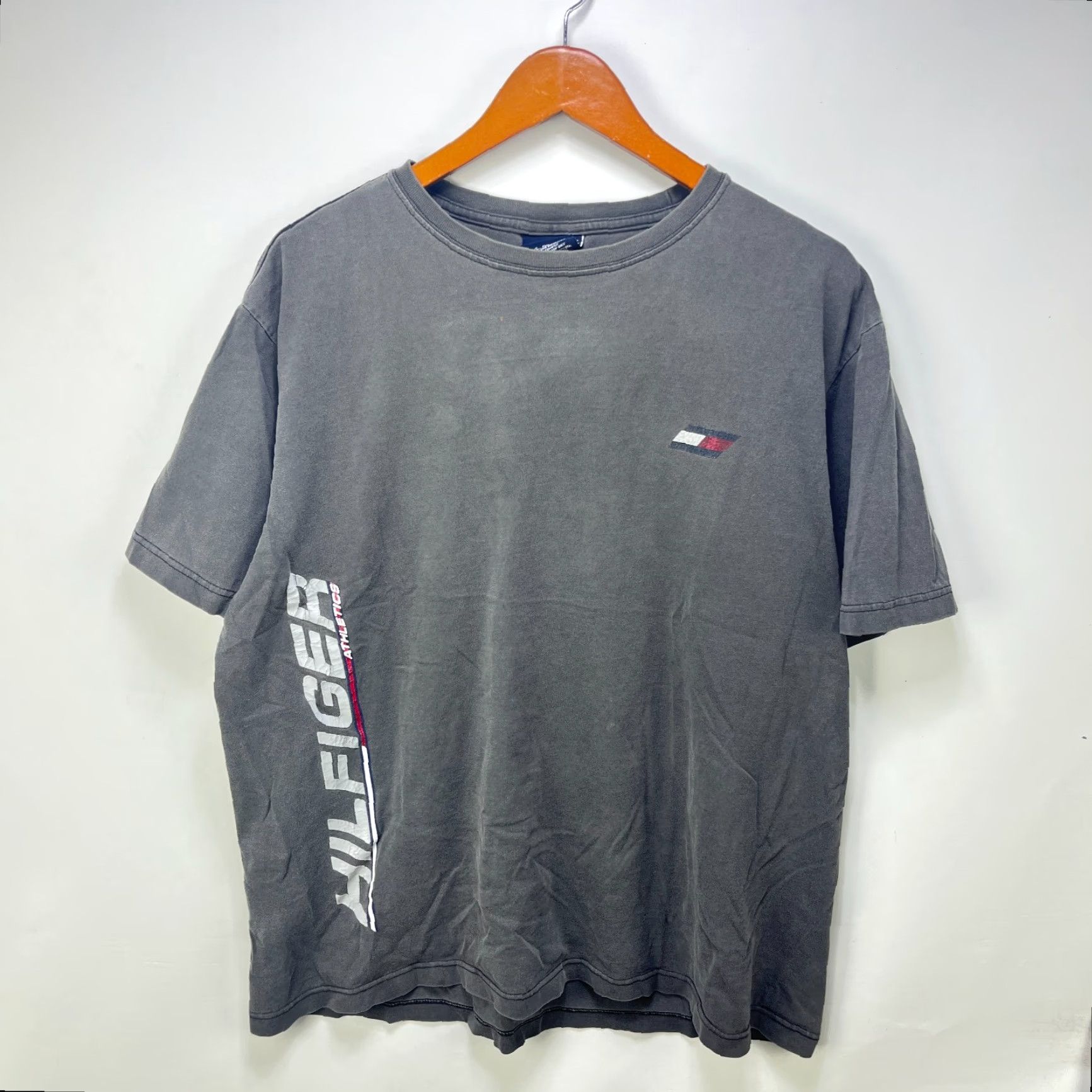 Tommy Hilfiger VINTAGE Tommy Hilfiger Sun Faded Black Gray Athletics T Shirt Large Size US L / EU 52-54 / 3 - 2 Thumbnail