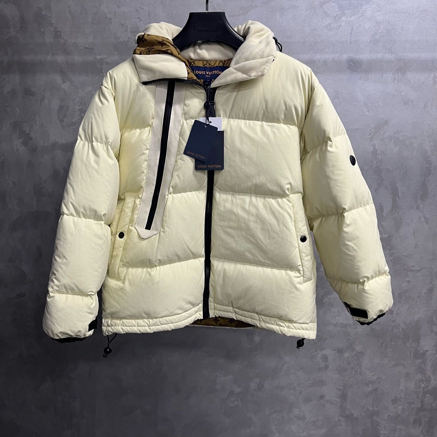 Louis Vuitton Louis Vuitton Retro Graphic White Down Jacket XS Women Size XS / US 0-2 / IT 36-38 - 1 Thumbnail