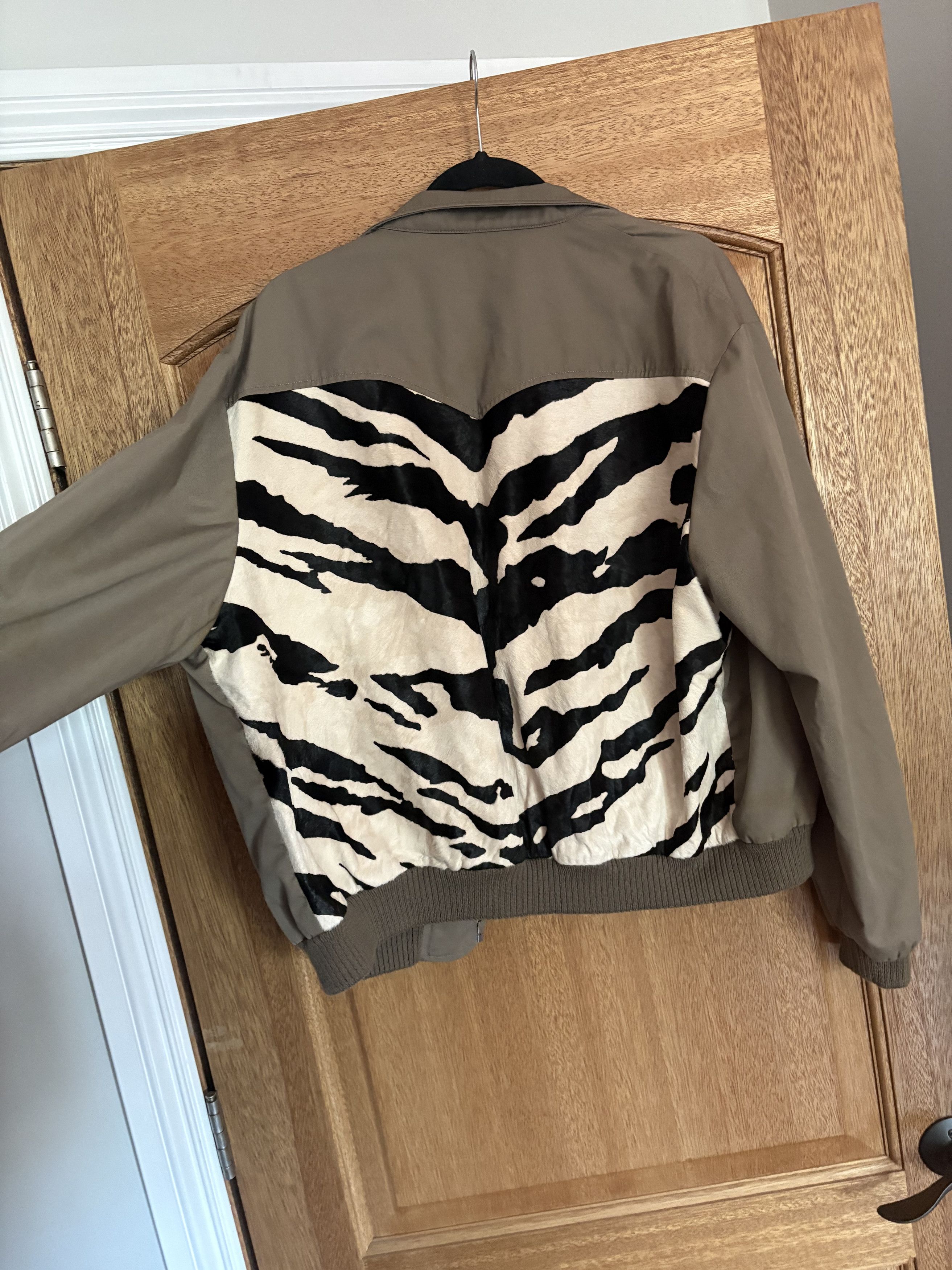 Yves Saint Laurent YSL zebra skin backpatch bomber Size US M / EU 48-50 / 2 - 1 Thumbnail