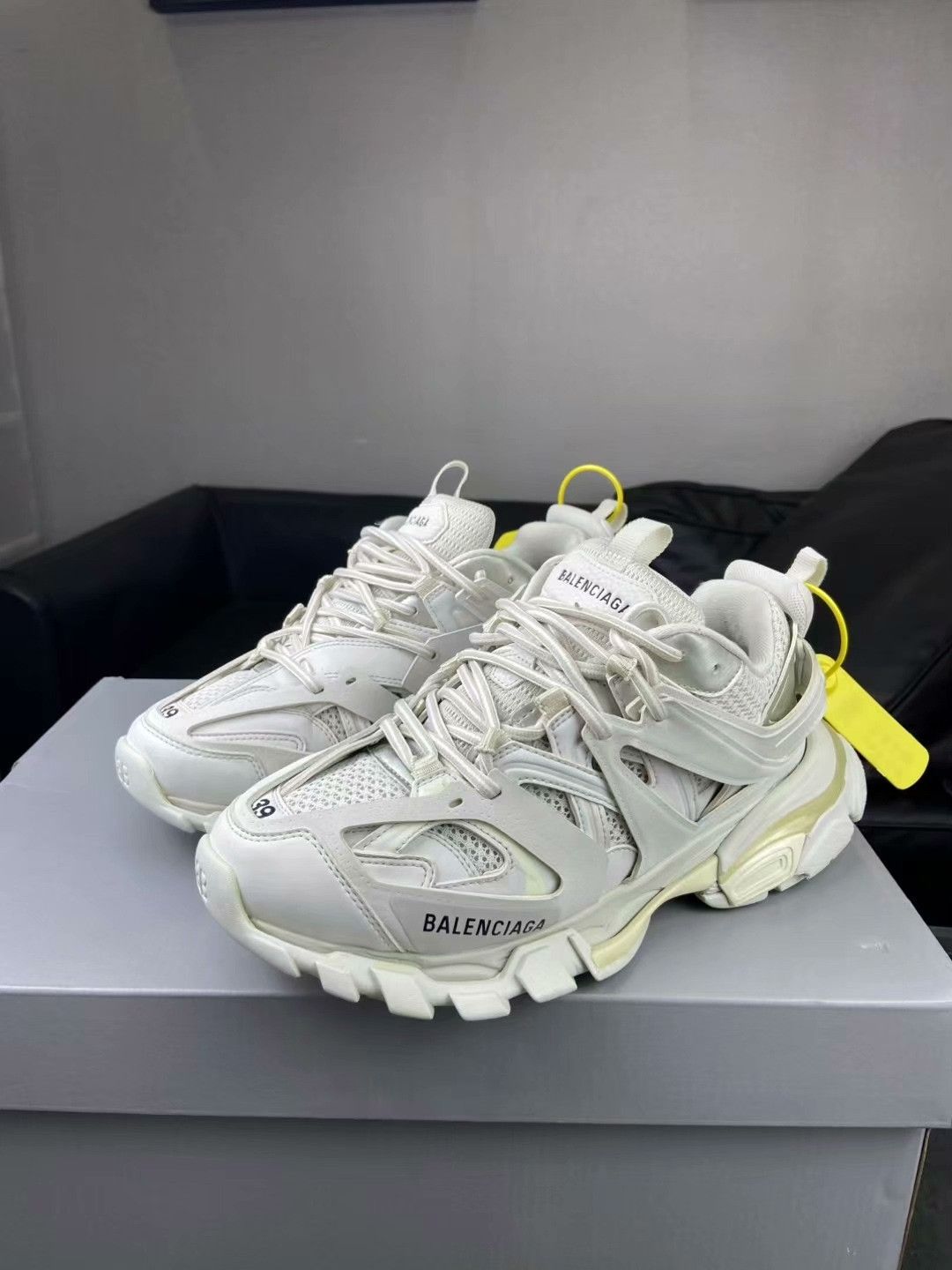 Balenciaga Balenciaga White Lowtop Sneakers 6.5 Men Size US 6.5 / EU 39-40 - 1 Thumbnail