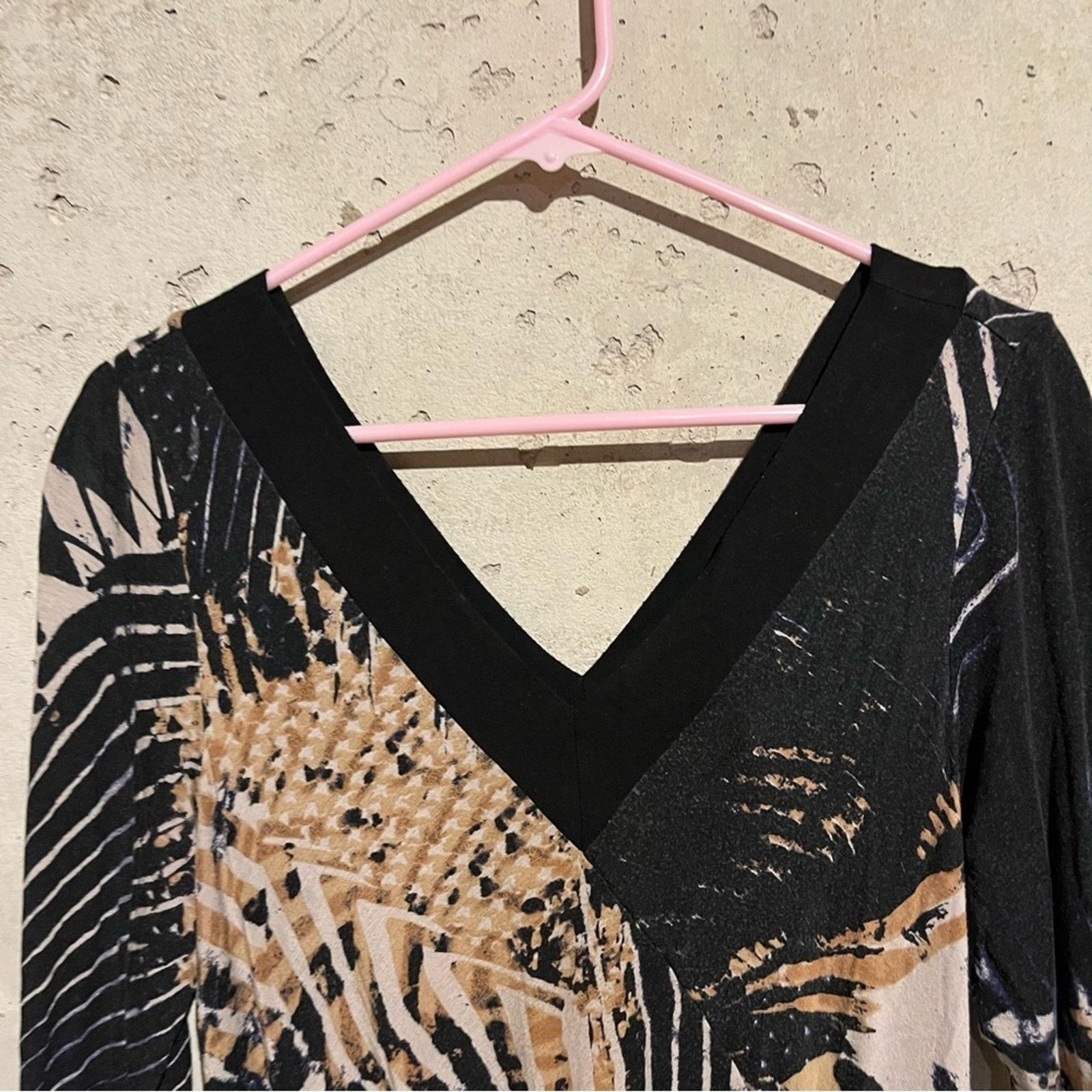 Other Yansi Fugel Blouse Sz M Abstract Animal Stretch Knit V-Neck Size M / US 6-8 / IT 42-44 - 2 Thumbnail