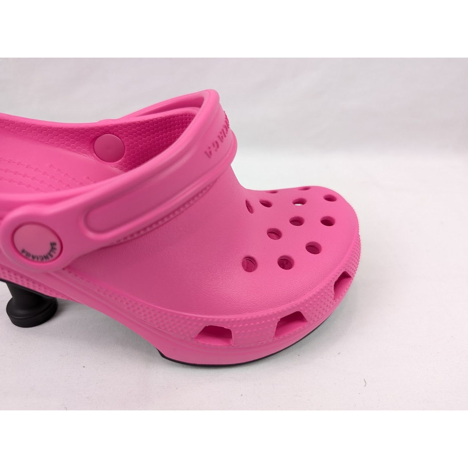 Balenciaga o1rshd1 Rubber Crocs Madame in Electric Pink Size US 7 / IT 37 - 3 Thumbnail