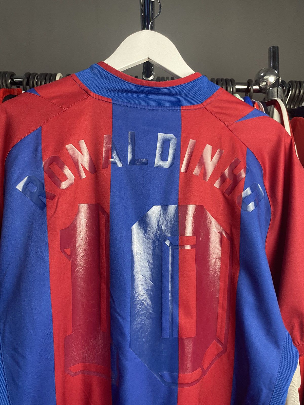 Nike 2002-03 NIKE BARCELONA #10 RONALDINHO HOME FOOTBALL SHIRT Size US M / EU 48-50 / 2 - 8 Thumbnail