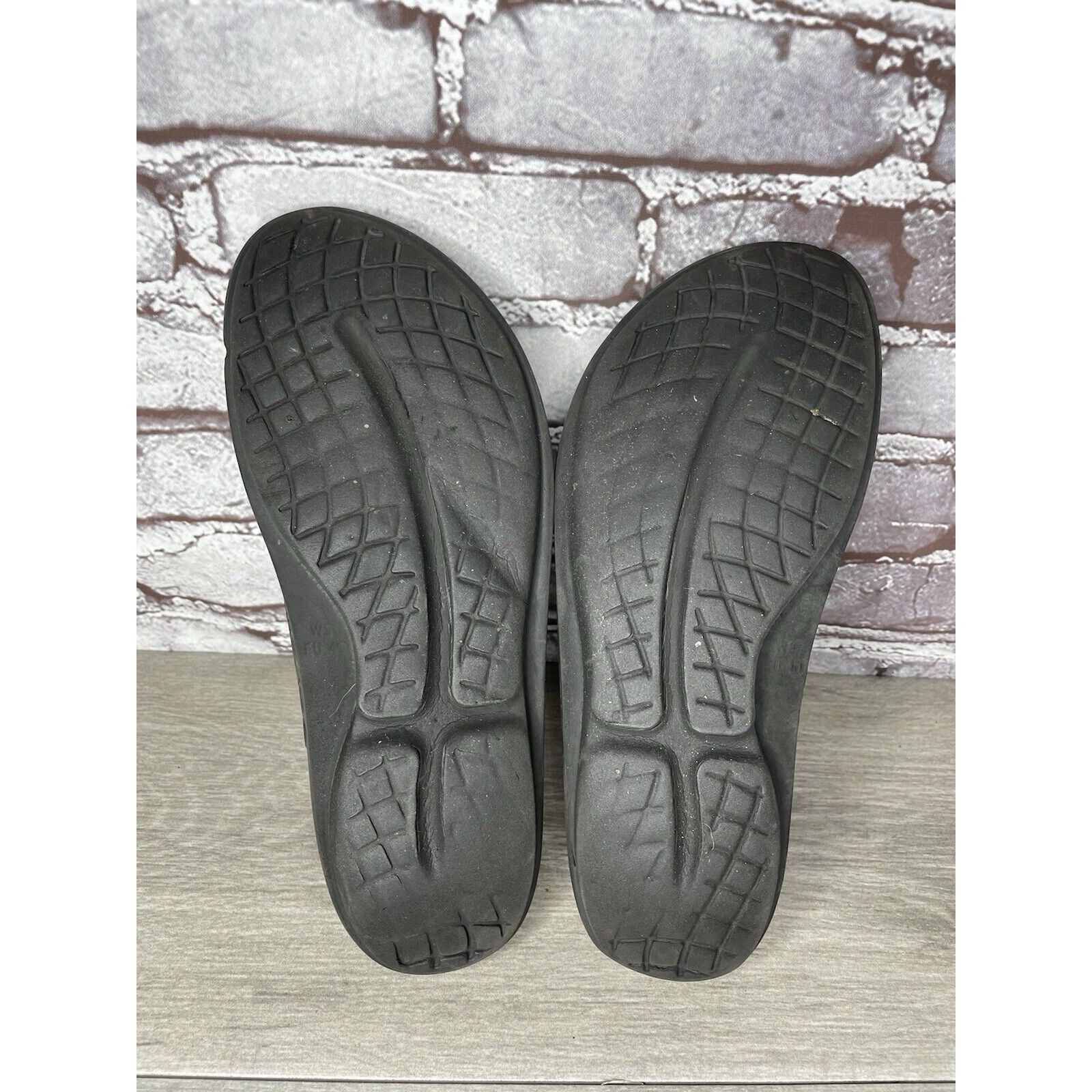Other Oofos Oolala Cabernet Metallic Purple Recovery Thong Sandals Size US 9 / IT 39 - 11 Thumbnail